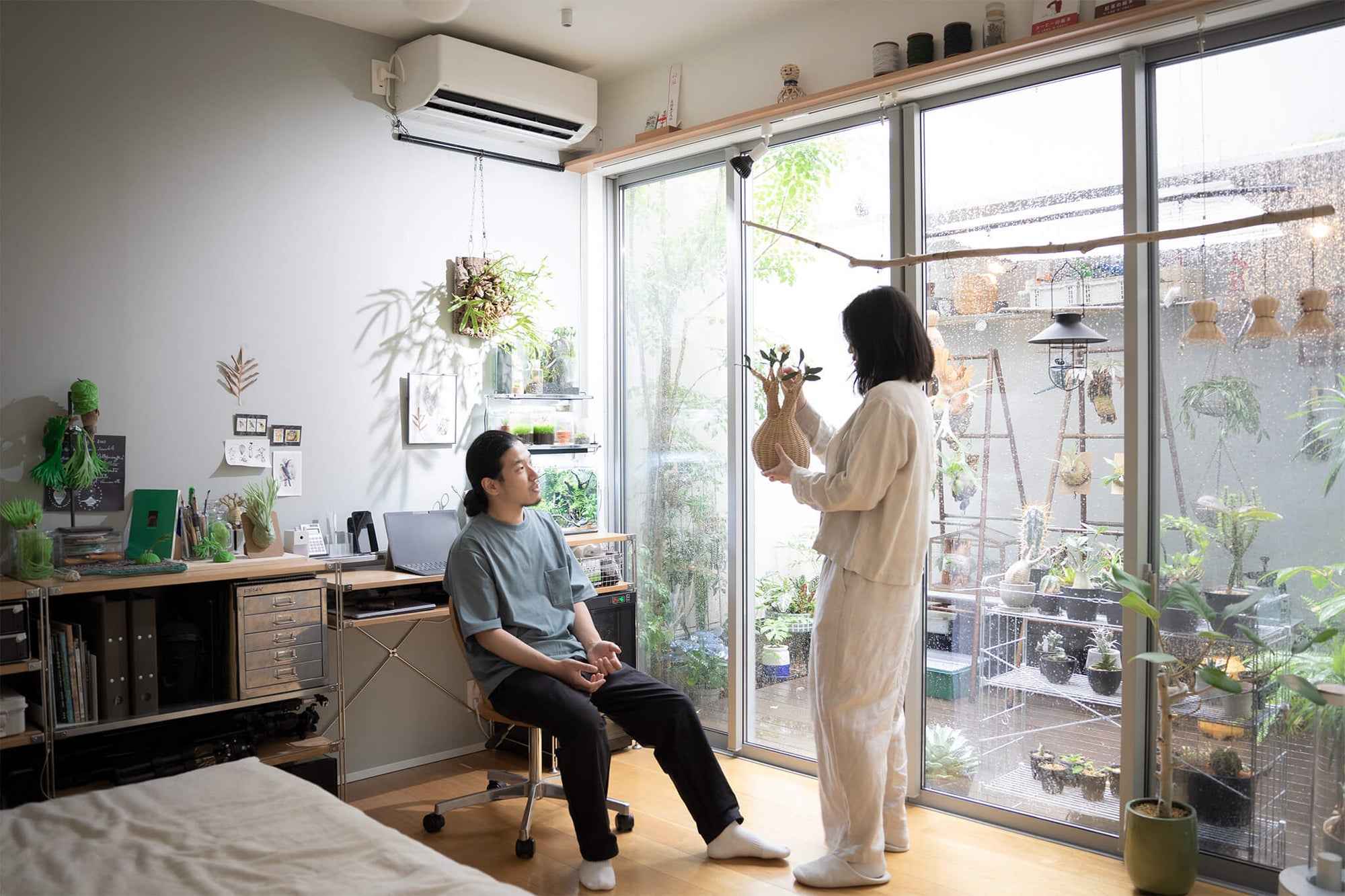 都内1Rで二人＋植物のある暮らし。新しいアイデアが生まれ、育まれるアトリエのような空間