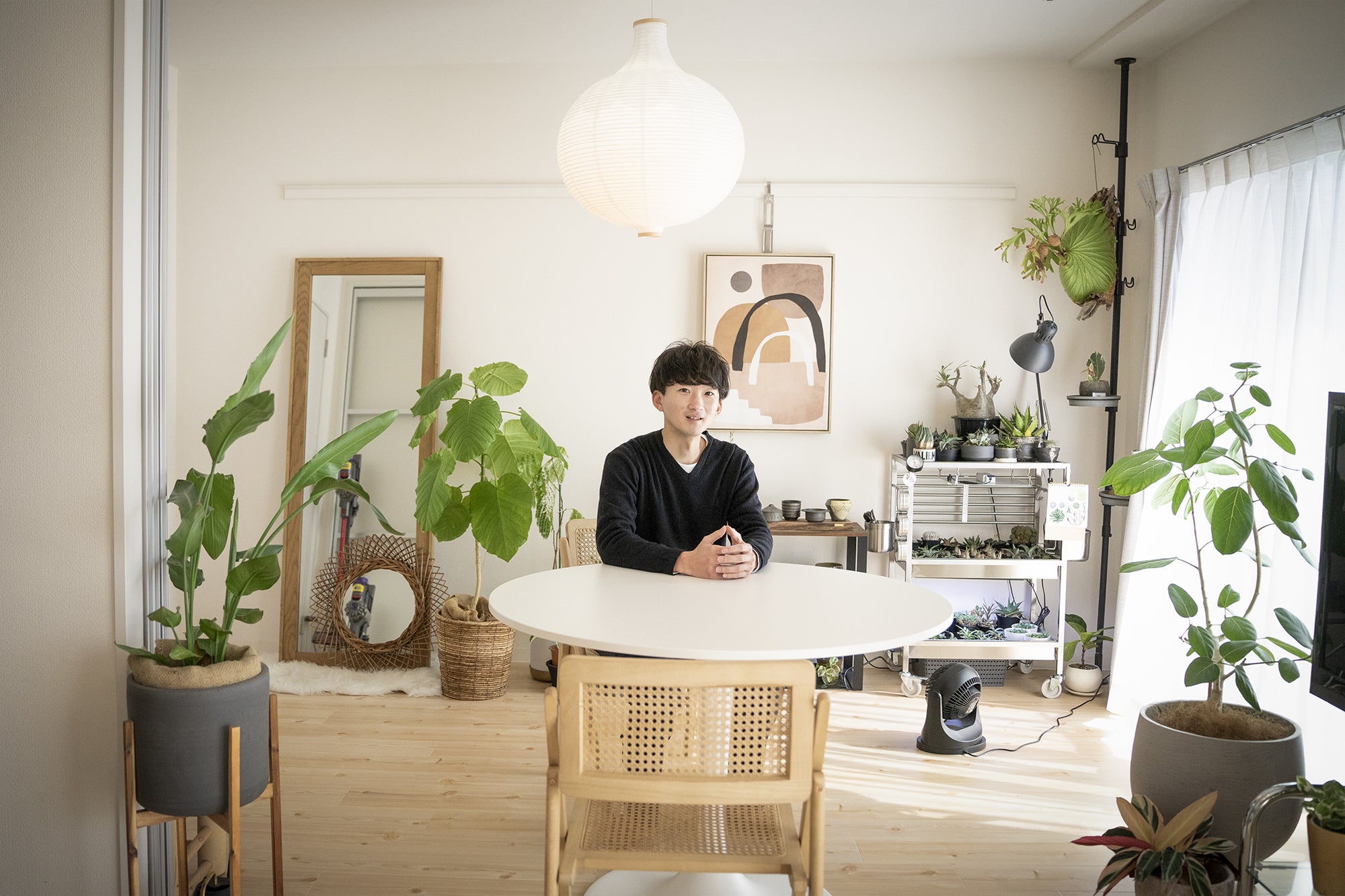 枯らさずに育てるコツを発信。30種150株の植物と暮らす植物ブロガー「botanical_vlog」かいさんの素顔に迫る。