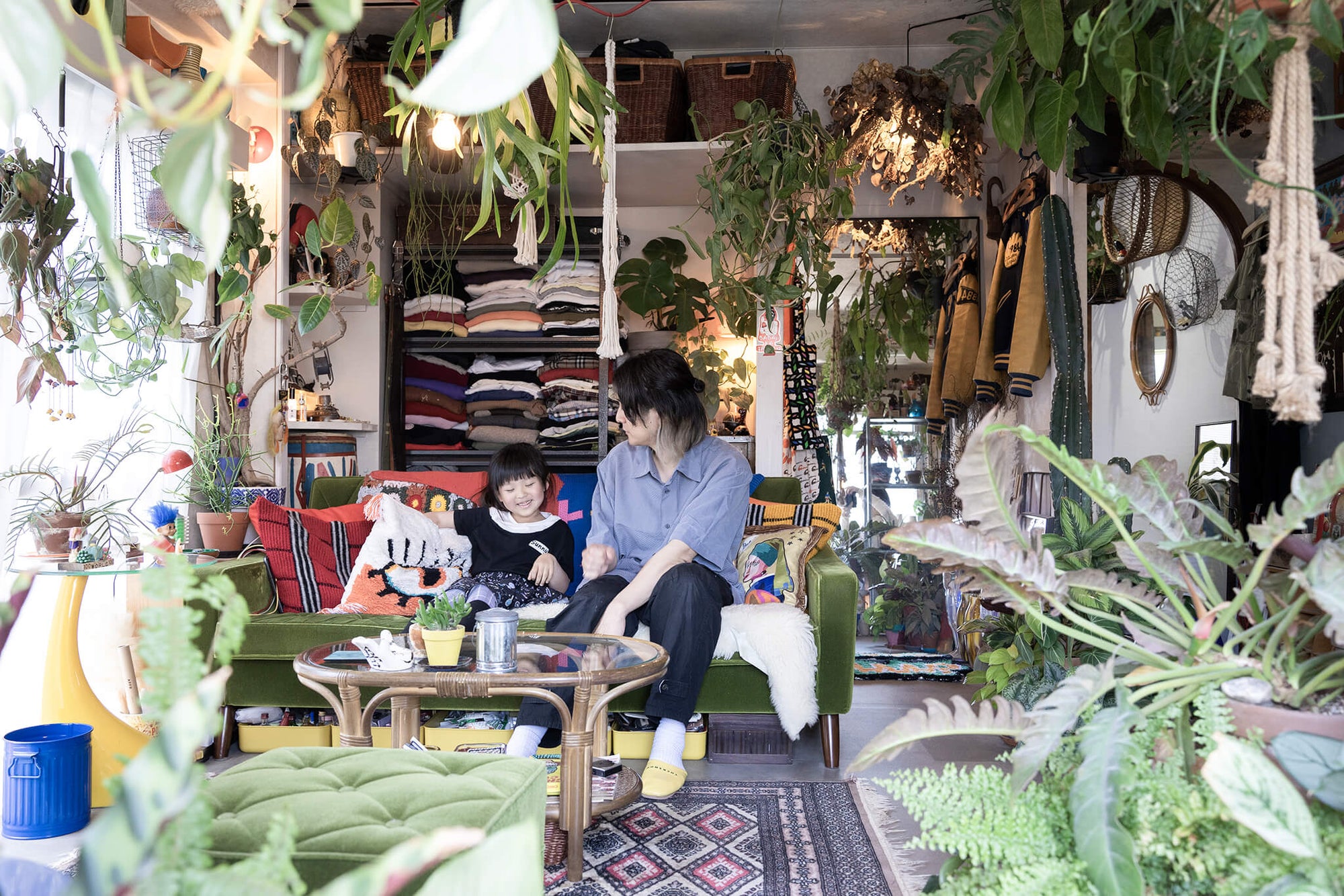 100種類以上の植物とぬいぐるみ。レトロ、民芸、古道具などジャンルを超えた雑貨屋のような部屋