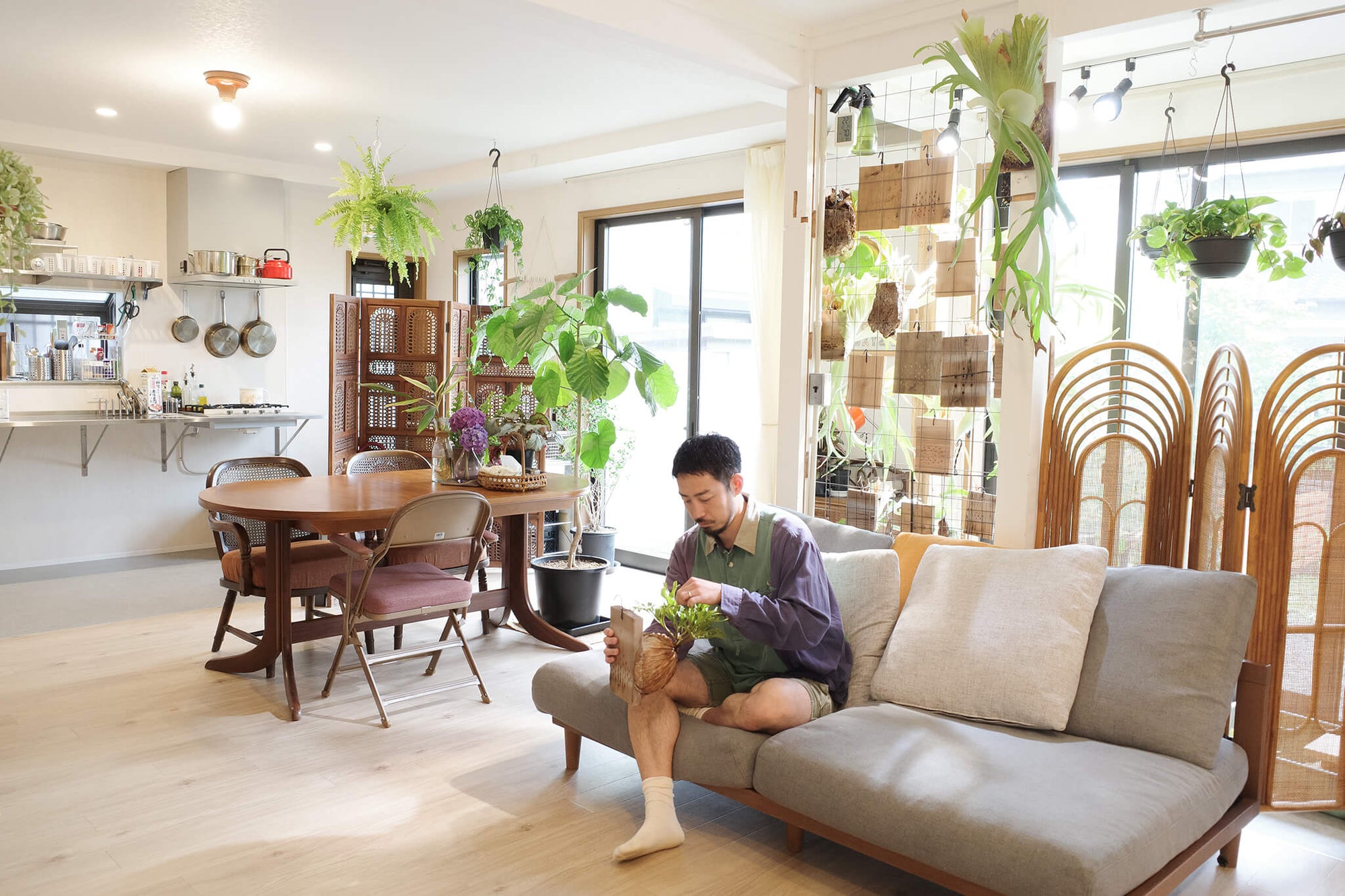 植物とロマンが同居する家。DIYと試行錯誤を楽しむ実験精神と緑があふれる暮らし