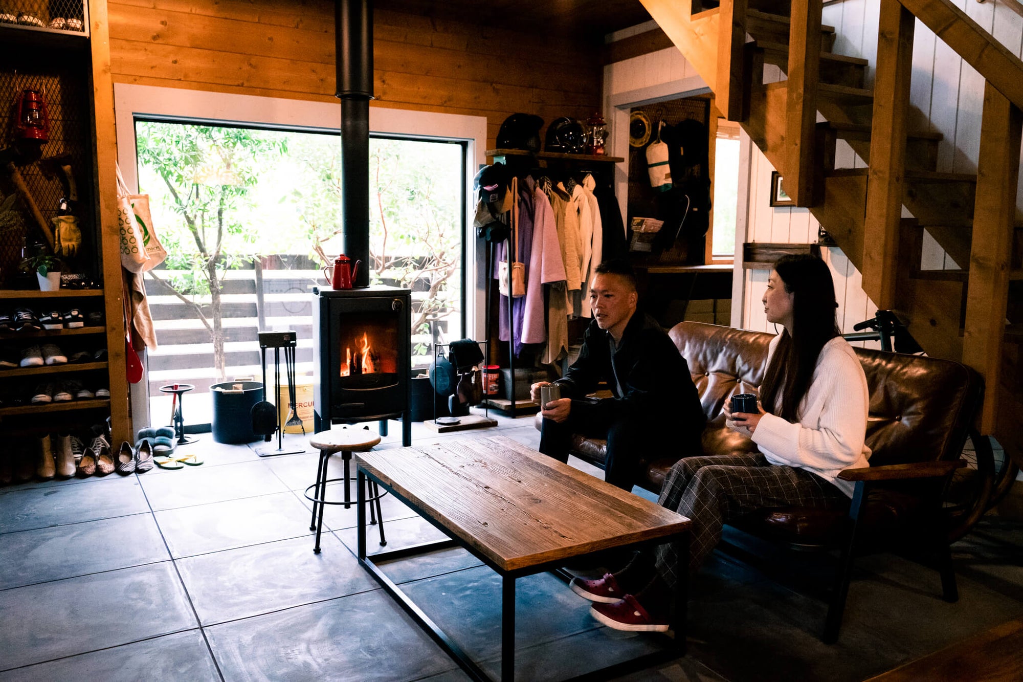 土間リビングのあるログハウスで、コーヒー販売を営む店主の好きなものに囲まれた暮らし。