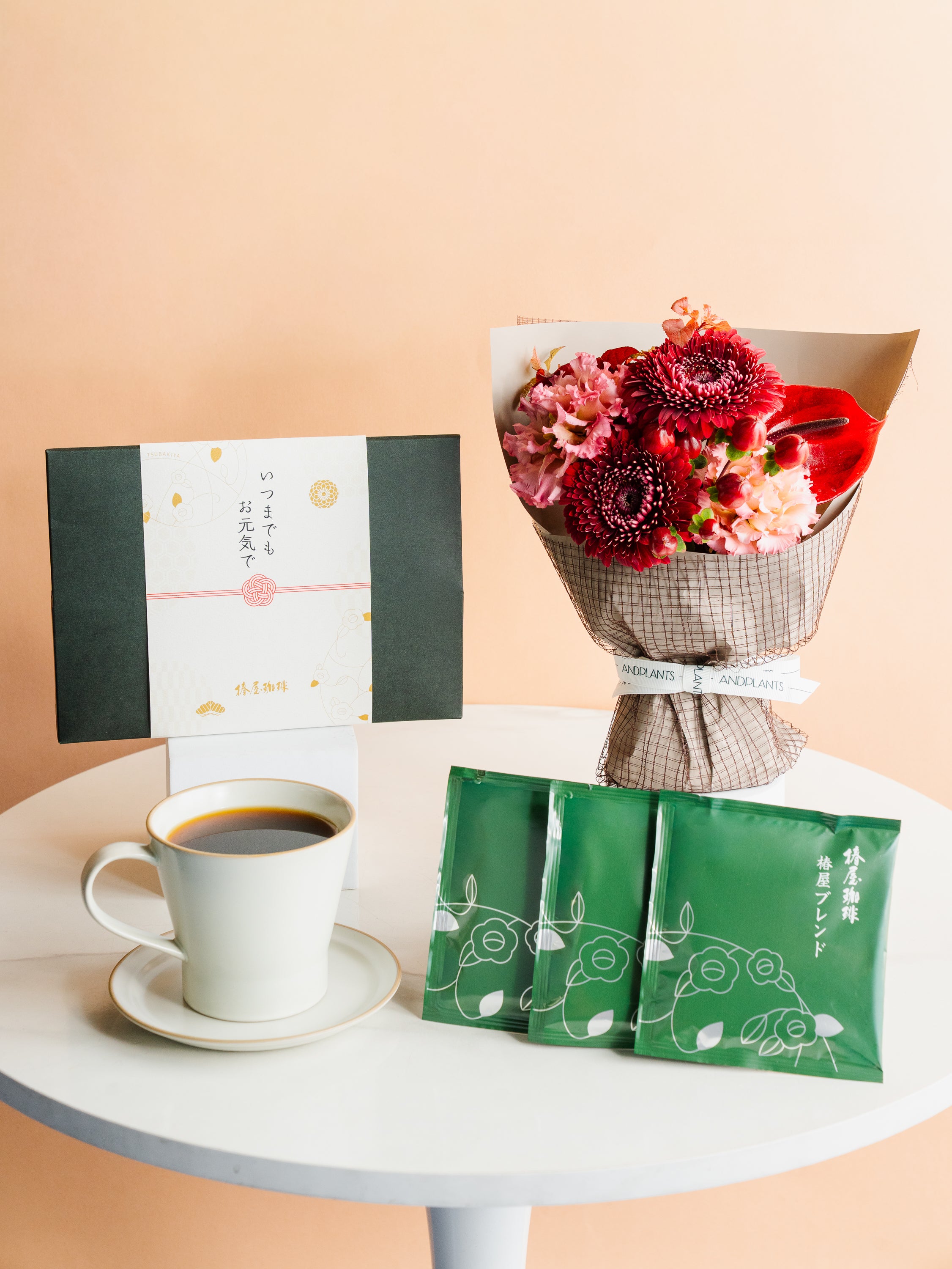 【敬老の日】椿屋珈琲「ドリップパック（6パック）」とそのまま飾れる秋色ベロアレッドの花束 S