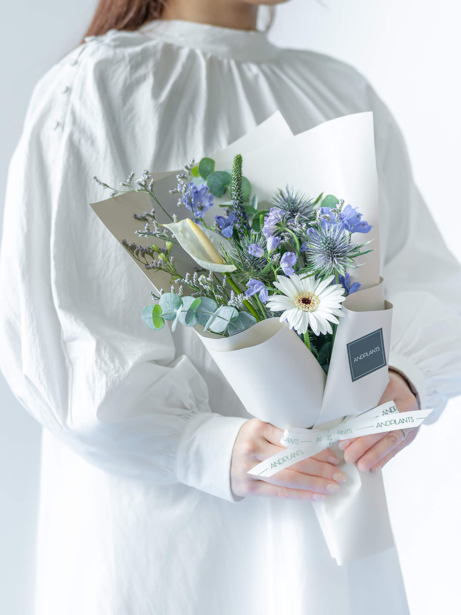 フローリストにおまかせ 季節の花束 S - ブルー -