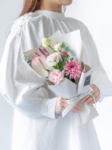 【店舗配送】フローリストにおまかせ 季節の花束 S - ピンク -