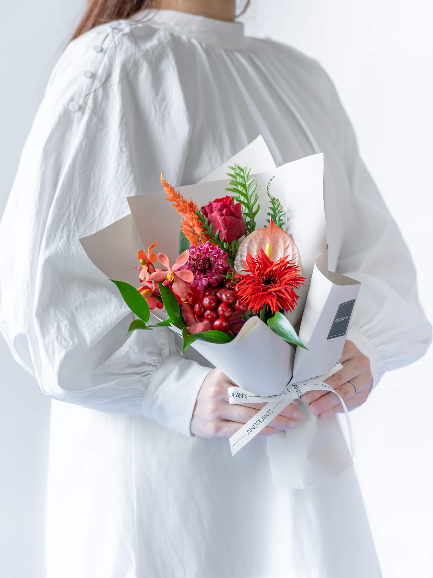 【誕生日ギフト】 フローリストにおまかせ 季節の花束 S - レッド -