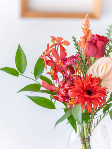 【店舗配送】フローリストにおまかせ 季節の花束 S - レッド -