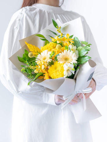 【店舗配送】フローリストにおまかせ 季節の花束 M - イエロー -
