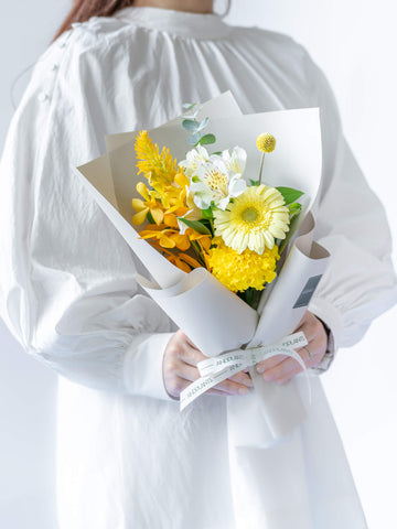 【店舗配送】フローリストにおまかせ 季節の花束 S - イエロー -