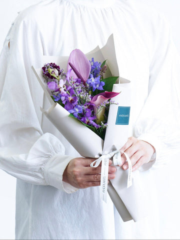 【誕生日ギフト】フローリストにおまかせ 季節の花束 S - パープル -