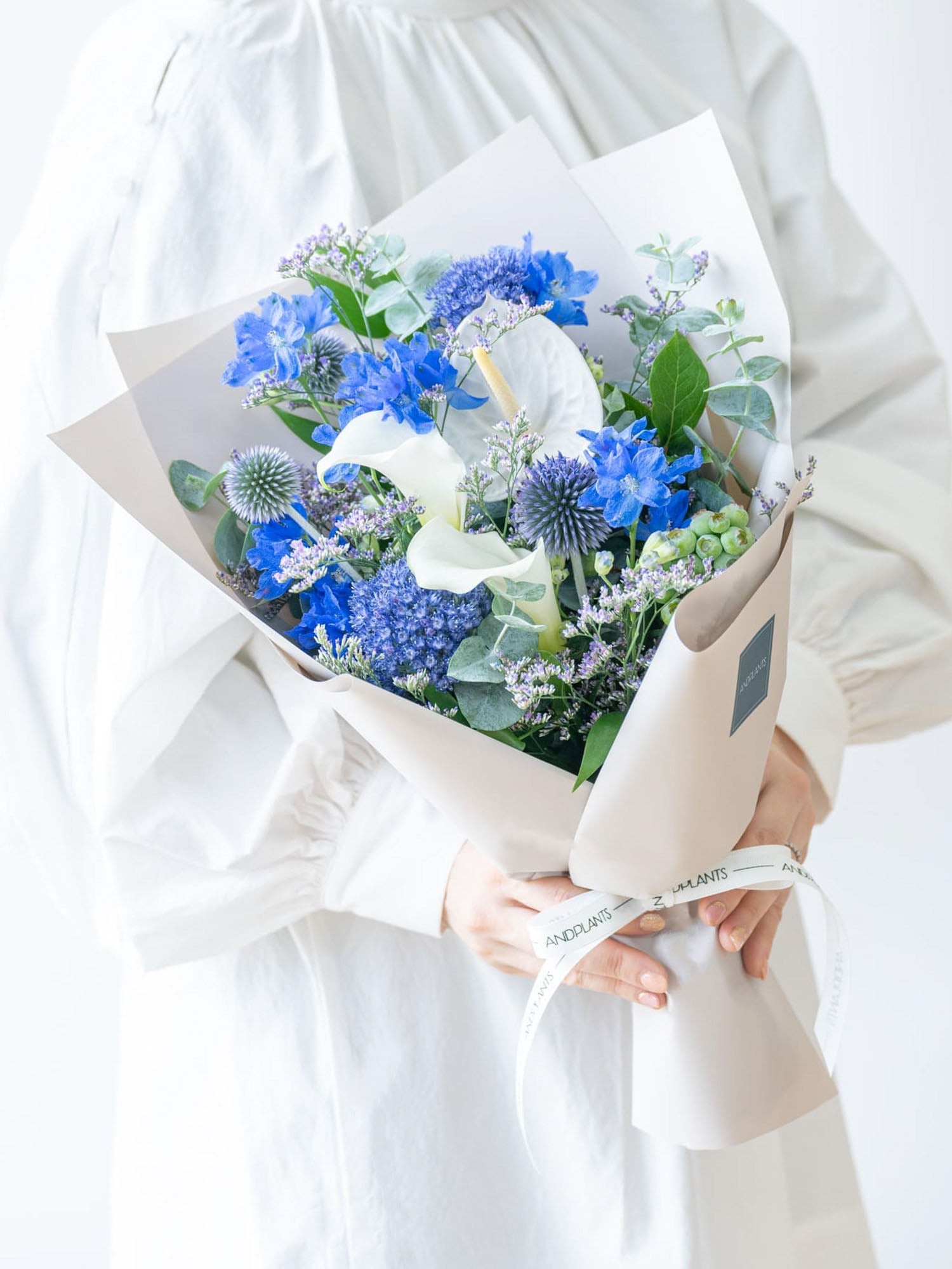 【店舗配送】フローリストにおまかせ 季節の花束 M - ブルー -