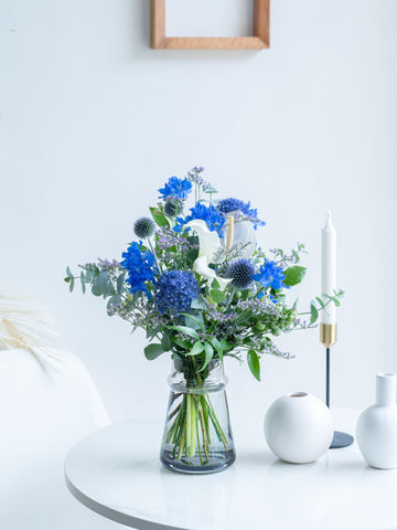 【店舗配送】フローリストにおまかせ 季節の花束 M - ブルー -