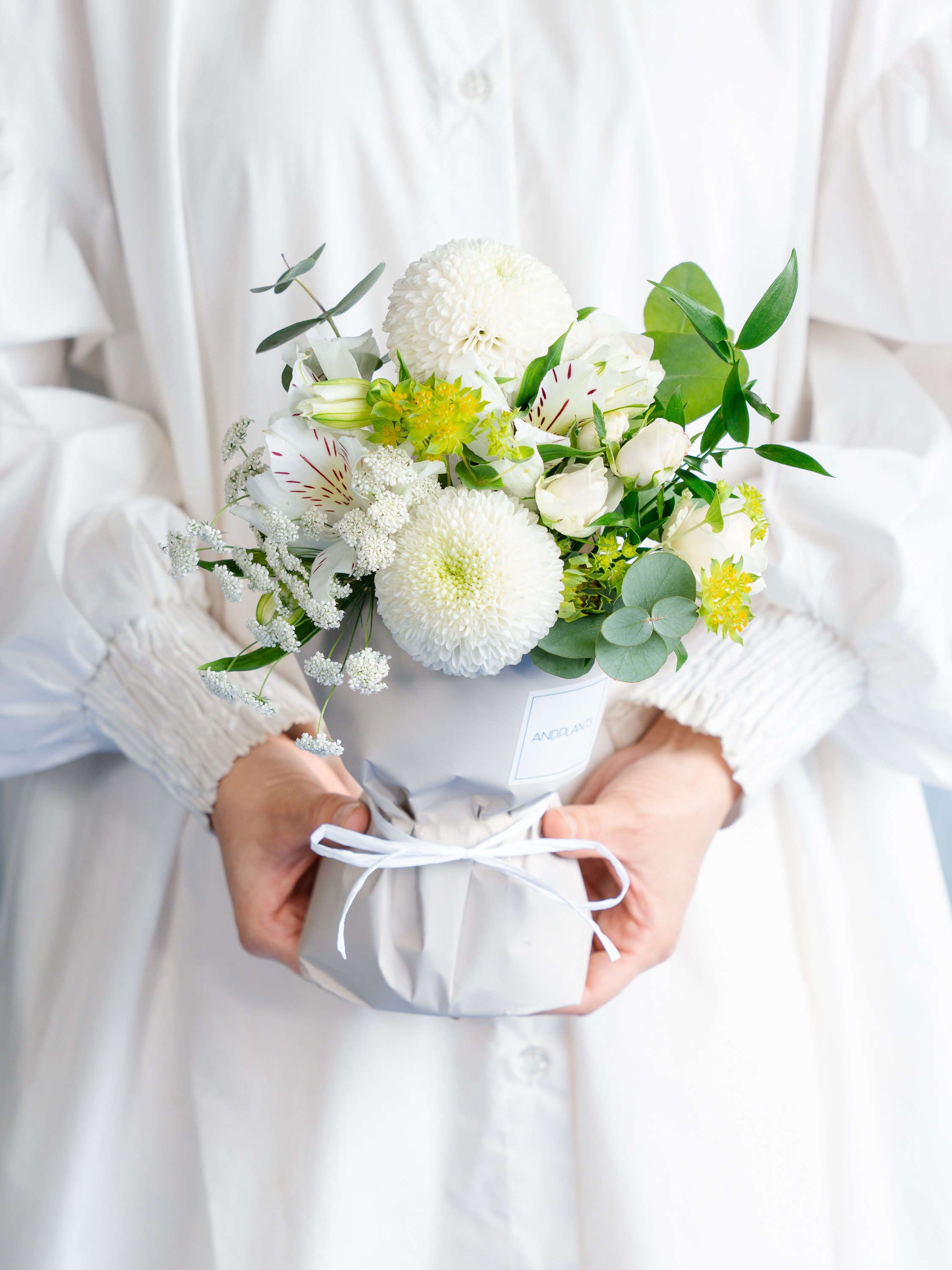【お供え用】そのまま飾れる花束 M　- ホワイト -