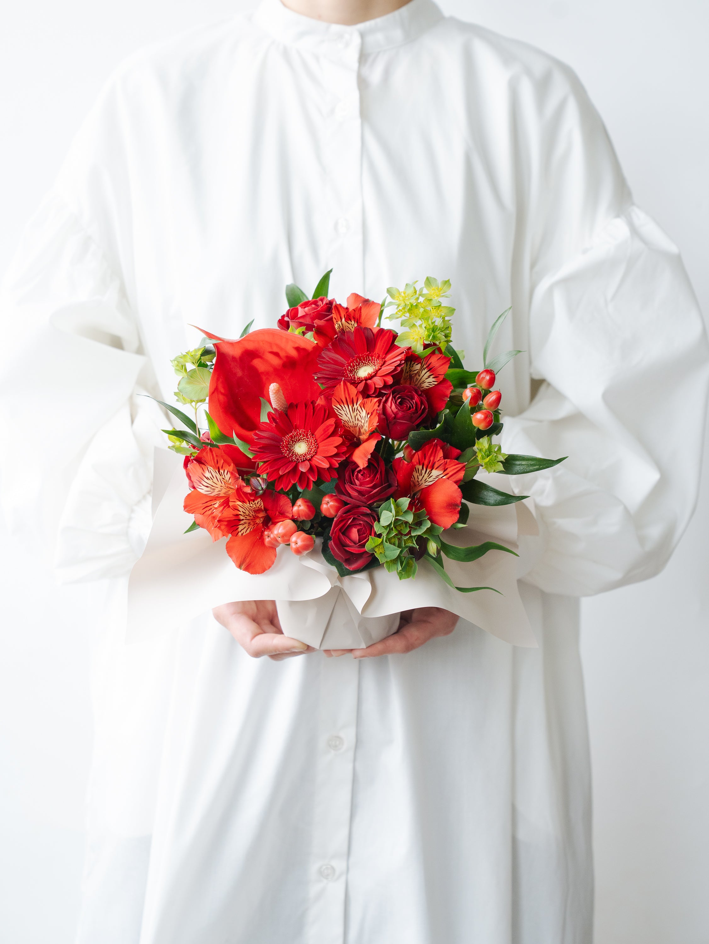 季節のおまかせ生花アレンジ S - レッド -