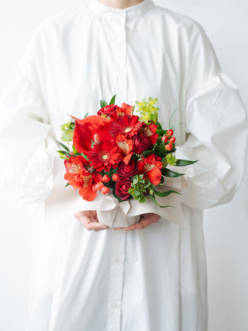 季節のおまかせ生花アレンジ S - レッド -