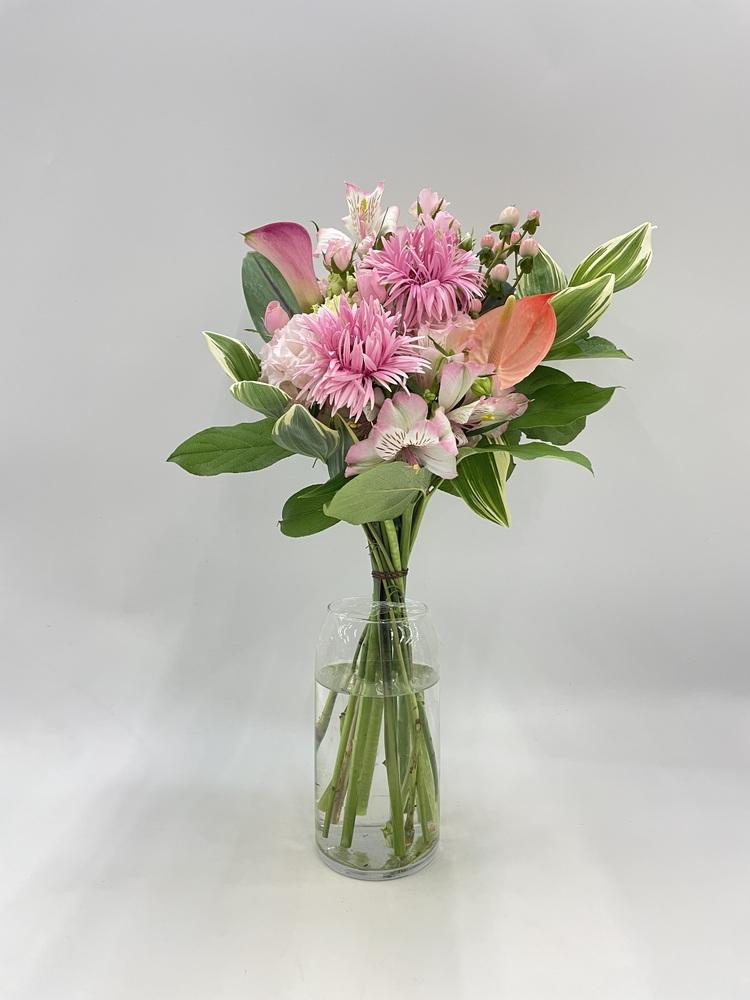 【誕生日ギフト】フローリストにおまかせ 季節の花束 M - ピンク -