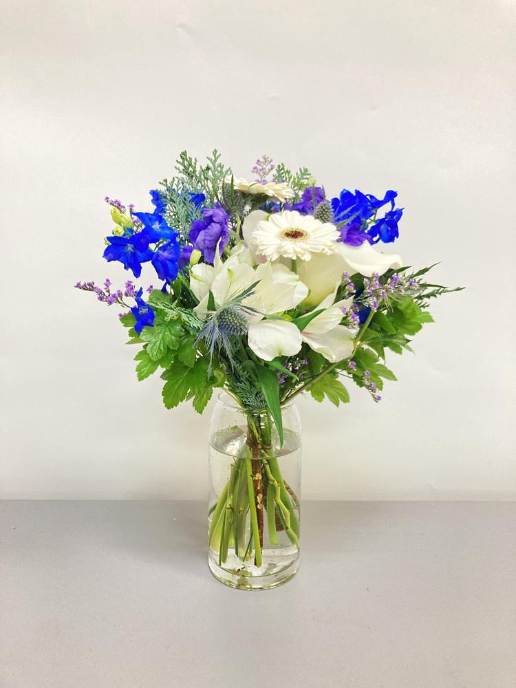 【店舗配送】フローリストにおまかせ 季節の花束 M - ブルー -