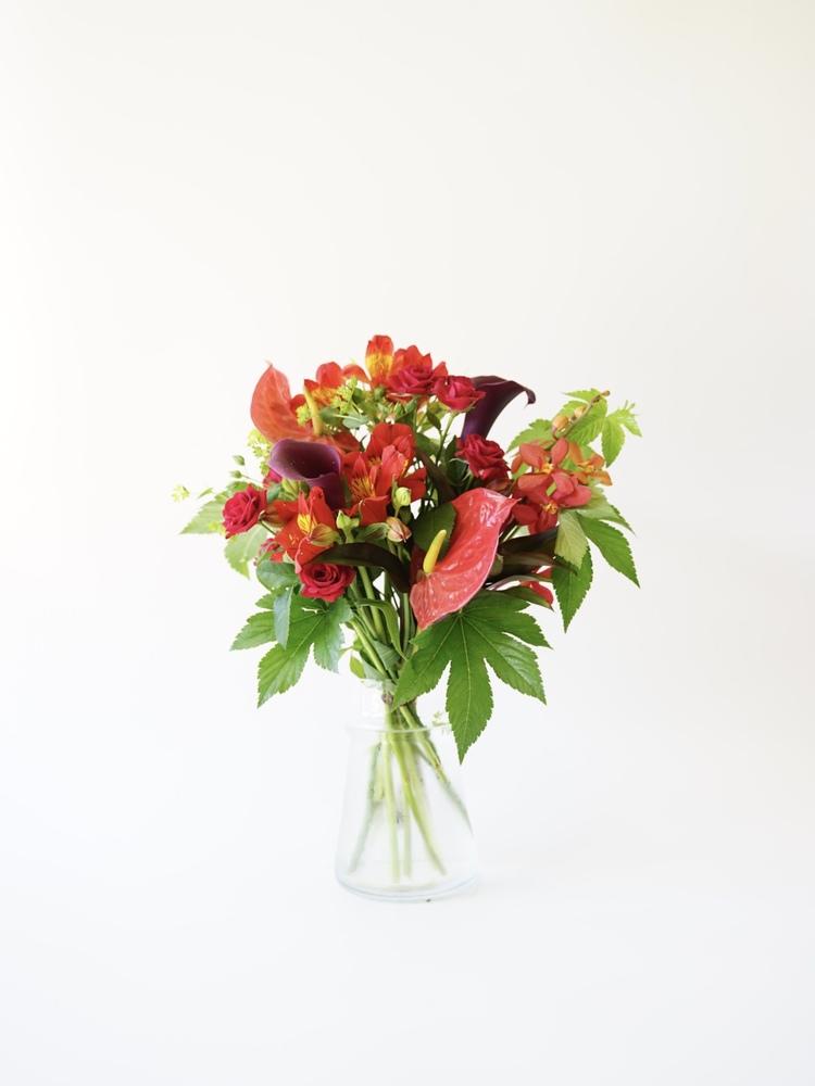【店舗配送】フローリストにおまかせ 季節の花束 M - レッド -