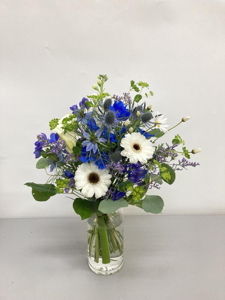 【店舗配送】フローリストにおまかせ 季節の花束 M - ブルー -