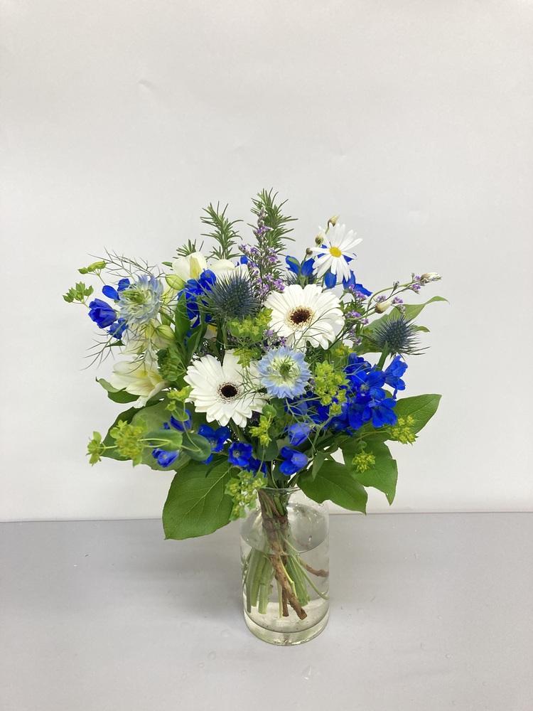【店舗配送】フローリストにおまかせ 季節の花束 M - ブルー -