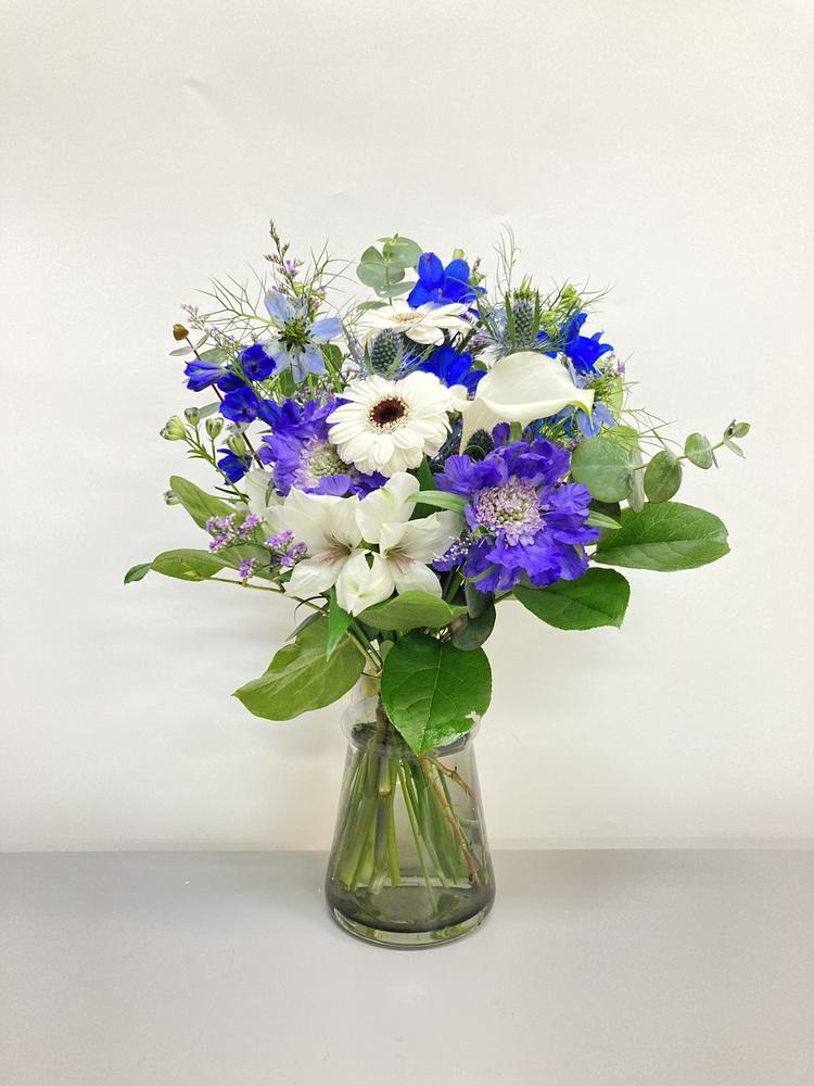 【店舗配送】フローリストにおまかせ 季節の花束 M - ブルー -