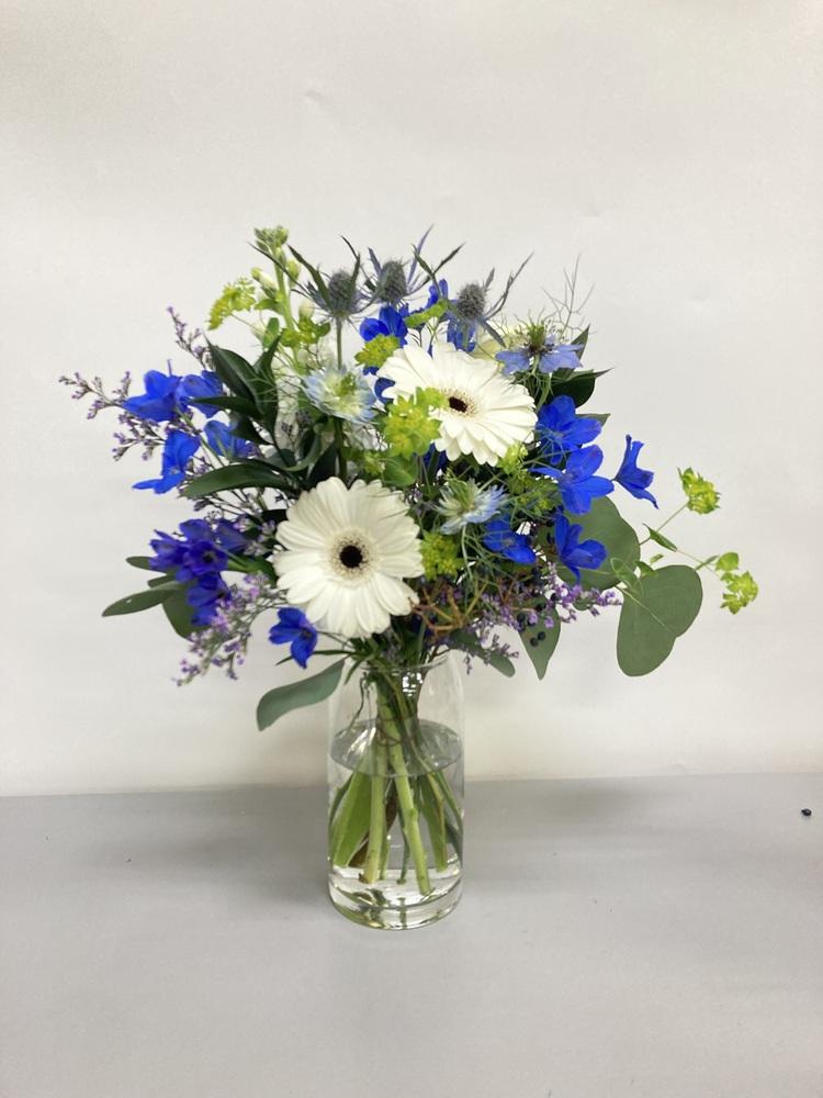 【店舗配送】フローリストにおまかせ 季節の花束 M - ブルー -