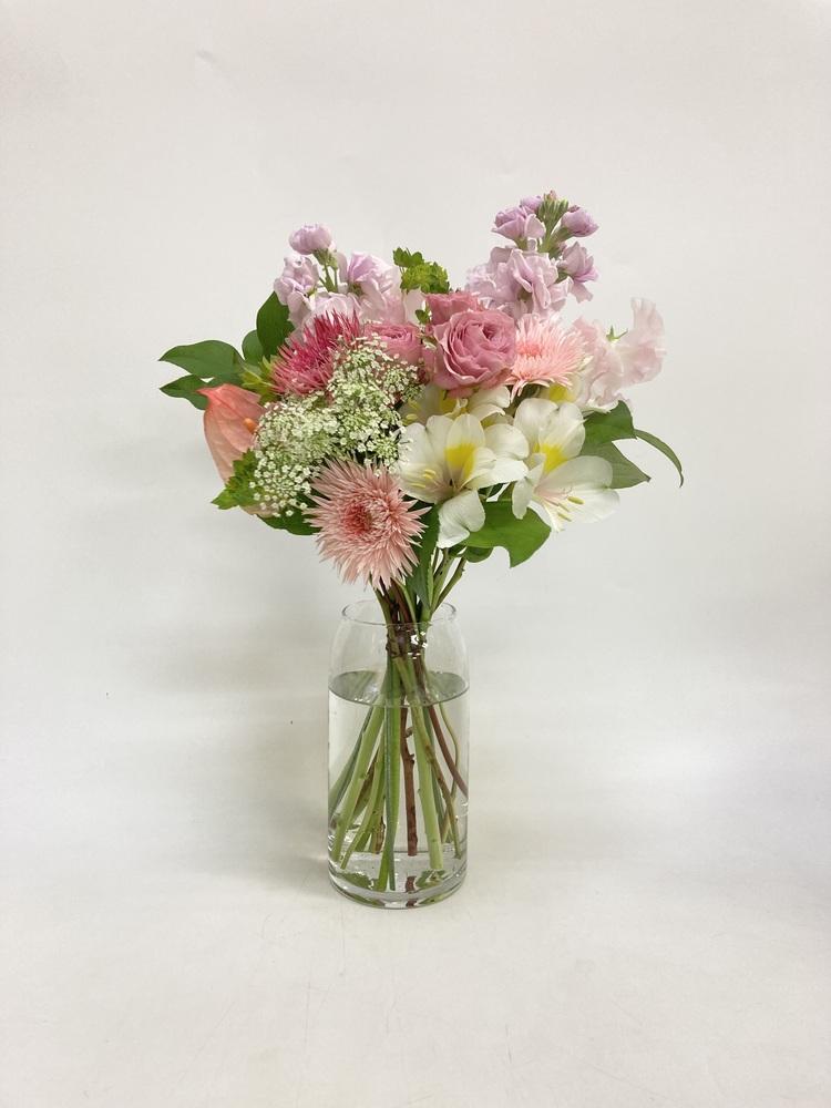 【店舗配送】フローリストにおまかせ 季節の花束 M - ピンク -