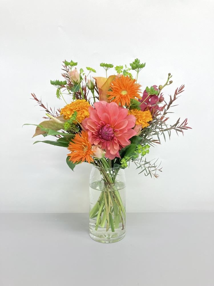 フローリストにおまかせ 季節の花束 M - オレンジ -