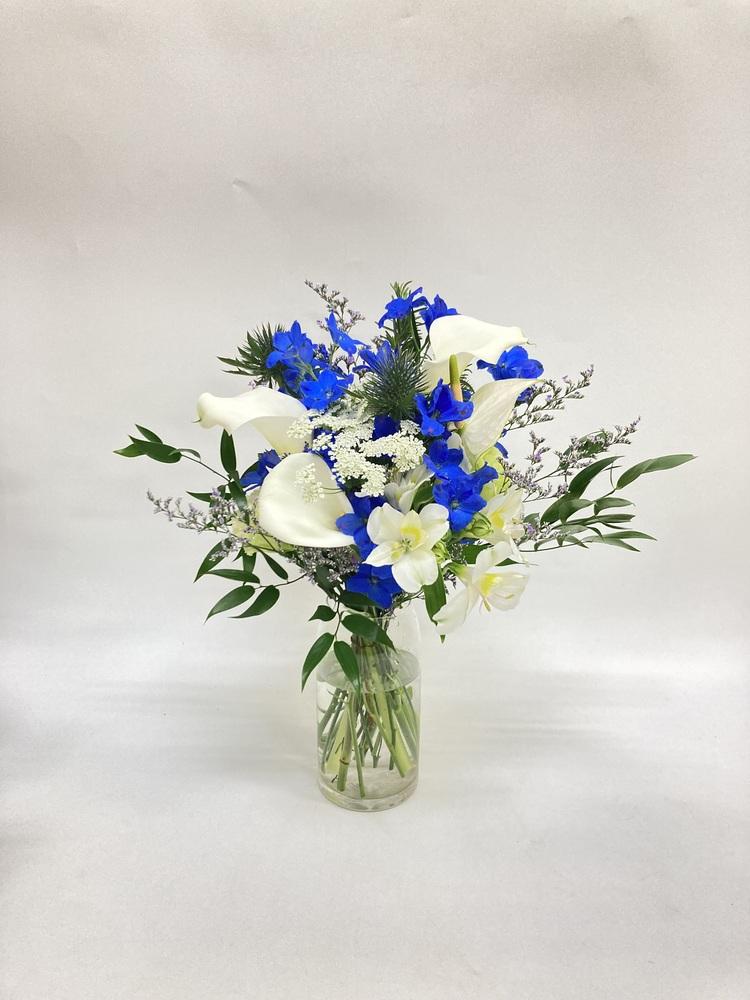 【誕生日ギフト】 フローリストにおまかせ 季節の花束 M - ブルー -