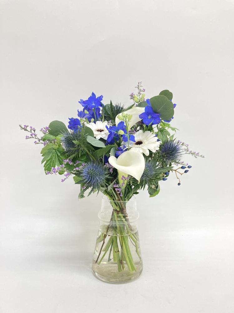 【誕生日ギフト】 フローリストにおまかせ 季節の花束 M - ブルー -