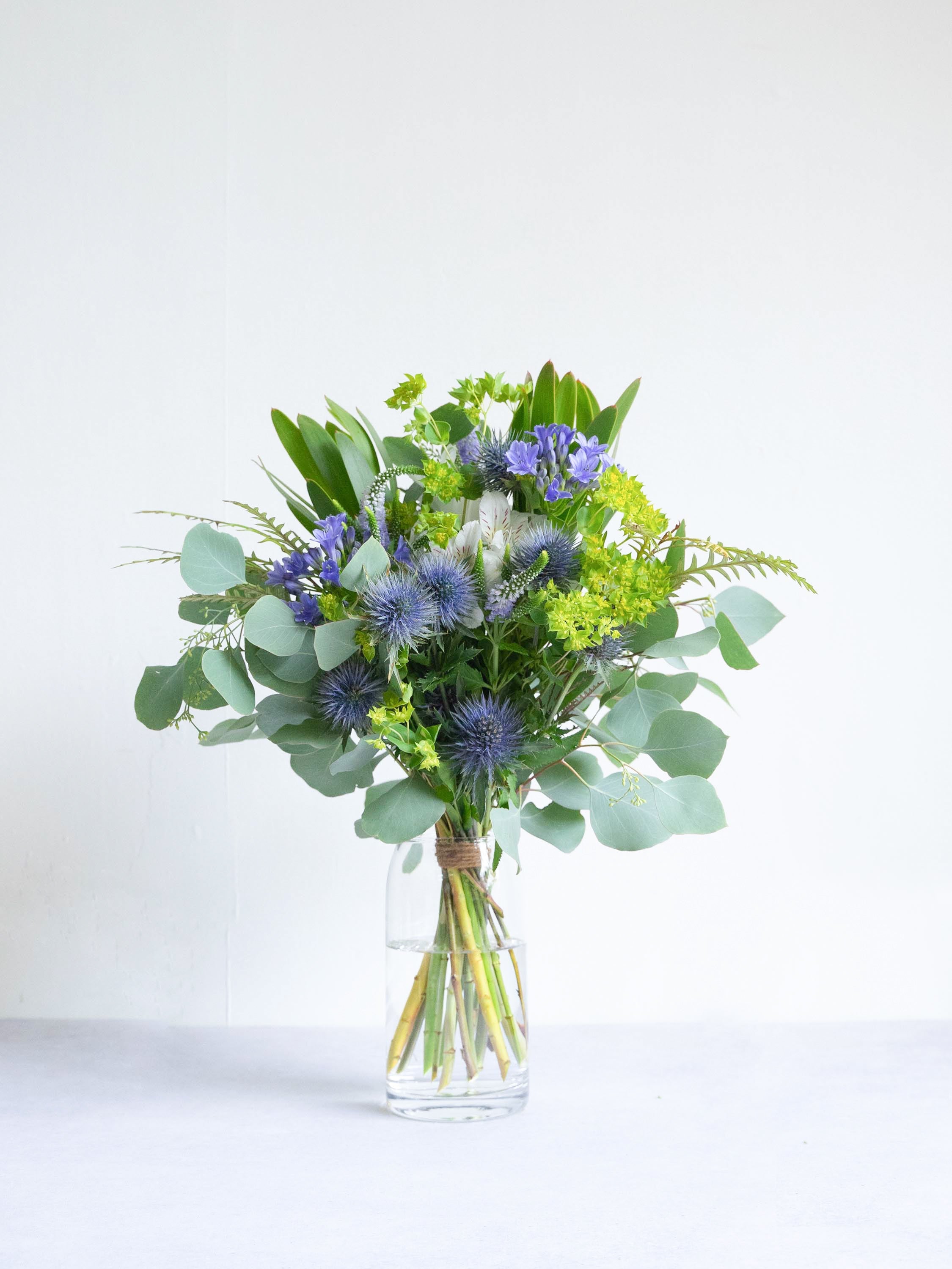 【店舗配送】フローリストにおまかせ 季節の花束 M - ブルー -