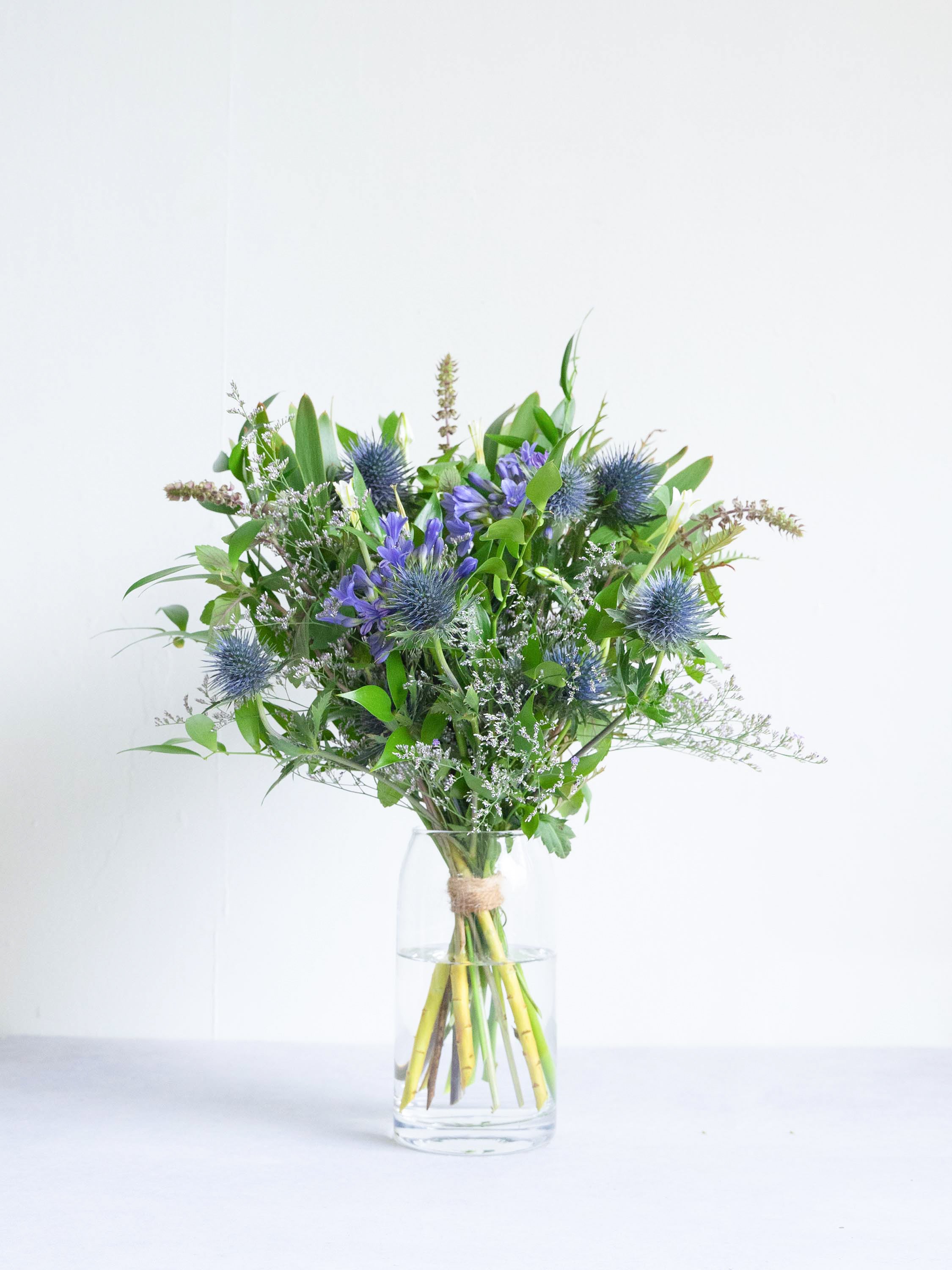 【店舗配送】フローリストにおまかせ 季節の花束 M - ブルー -