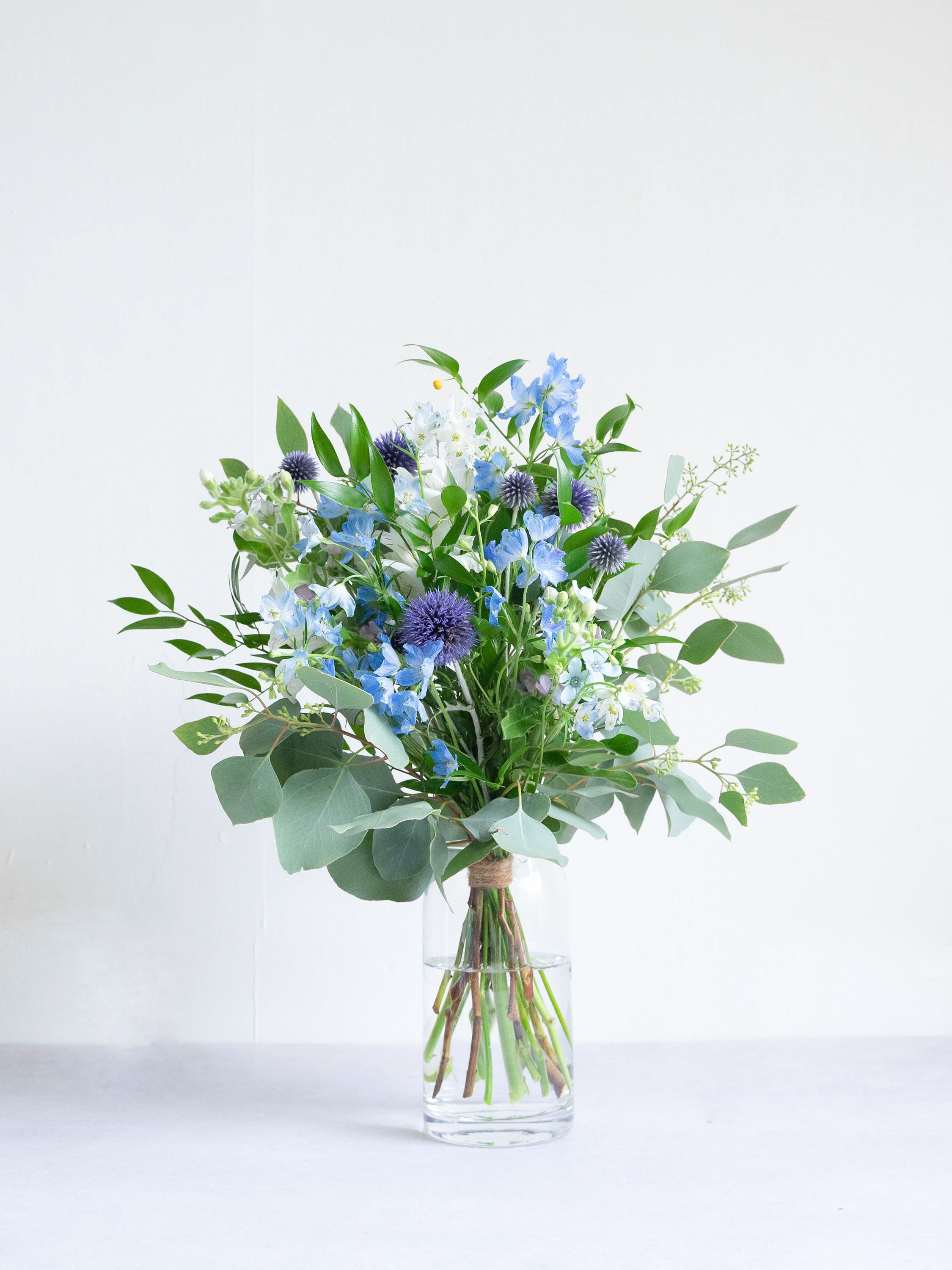 【店舗配送】フローリストにおまかせ 季節の花束 M - ブルー -