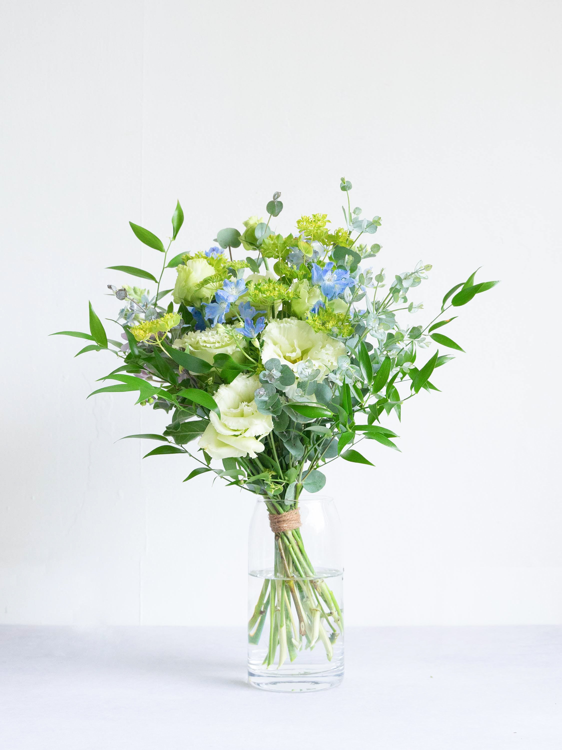 【店舗配送】フローリストにおまかせ 季節の花束 M - ブルー -