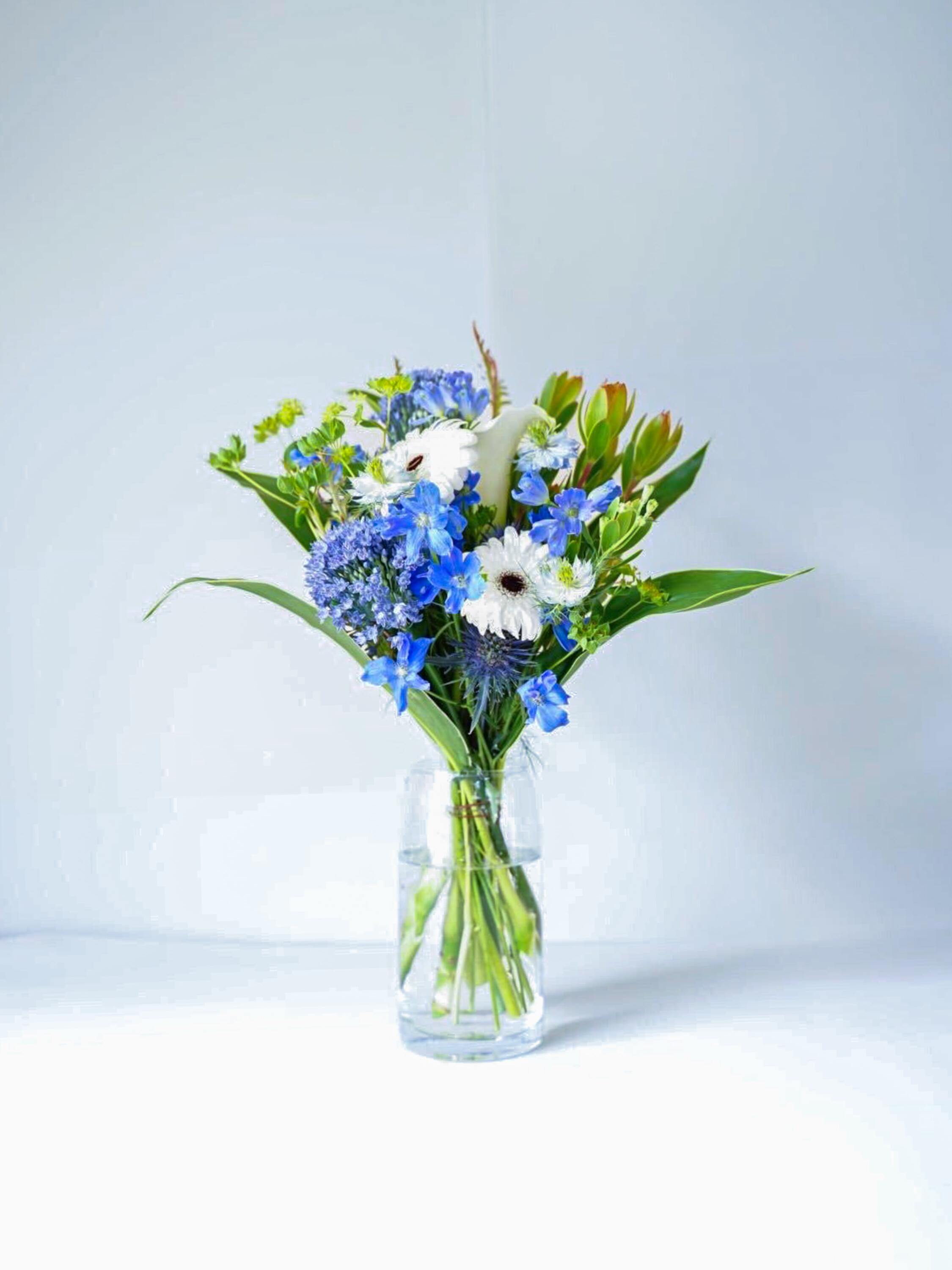 【店舗配送】フローリストにおまかせ 季節の花束 M - ブルー -