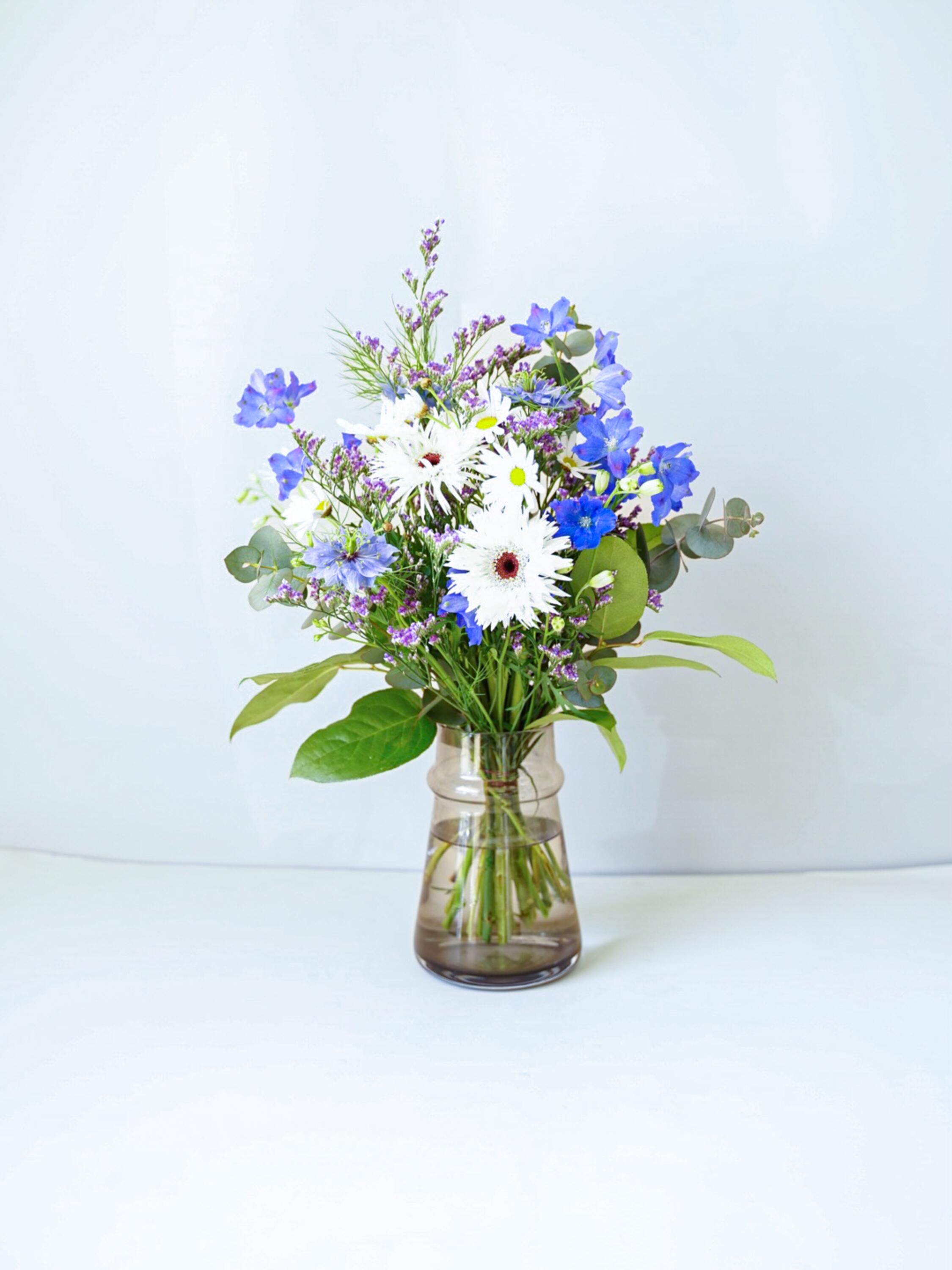 【店舗配送】フローリストにおまかせ 季節の花束 M - ブルー -