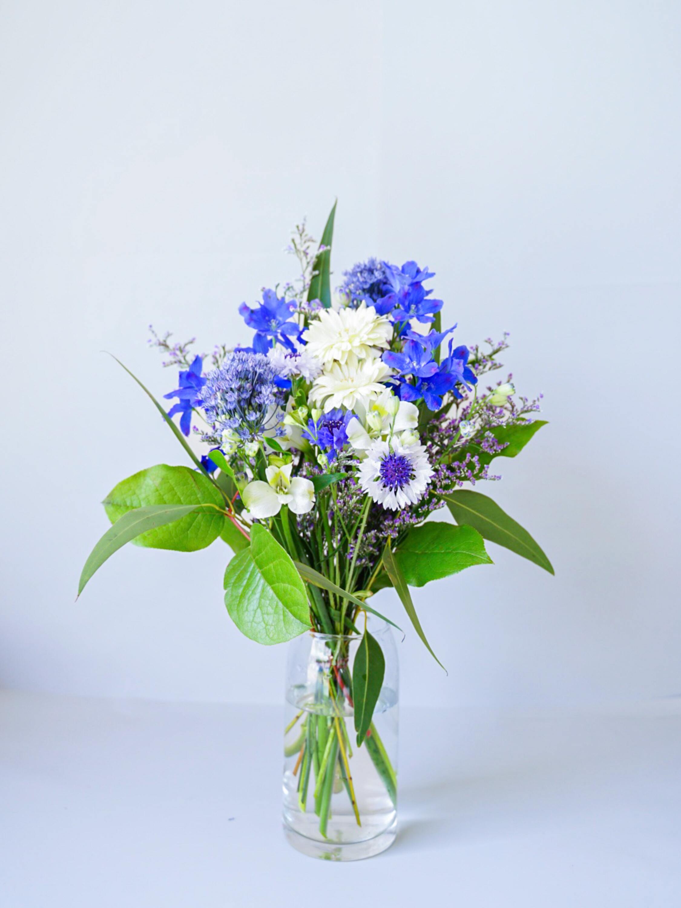 【店舗配送】フローリストにおまかせ 季節の花束 M - ブルー -