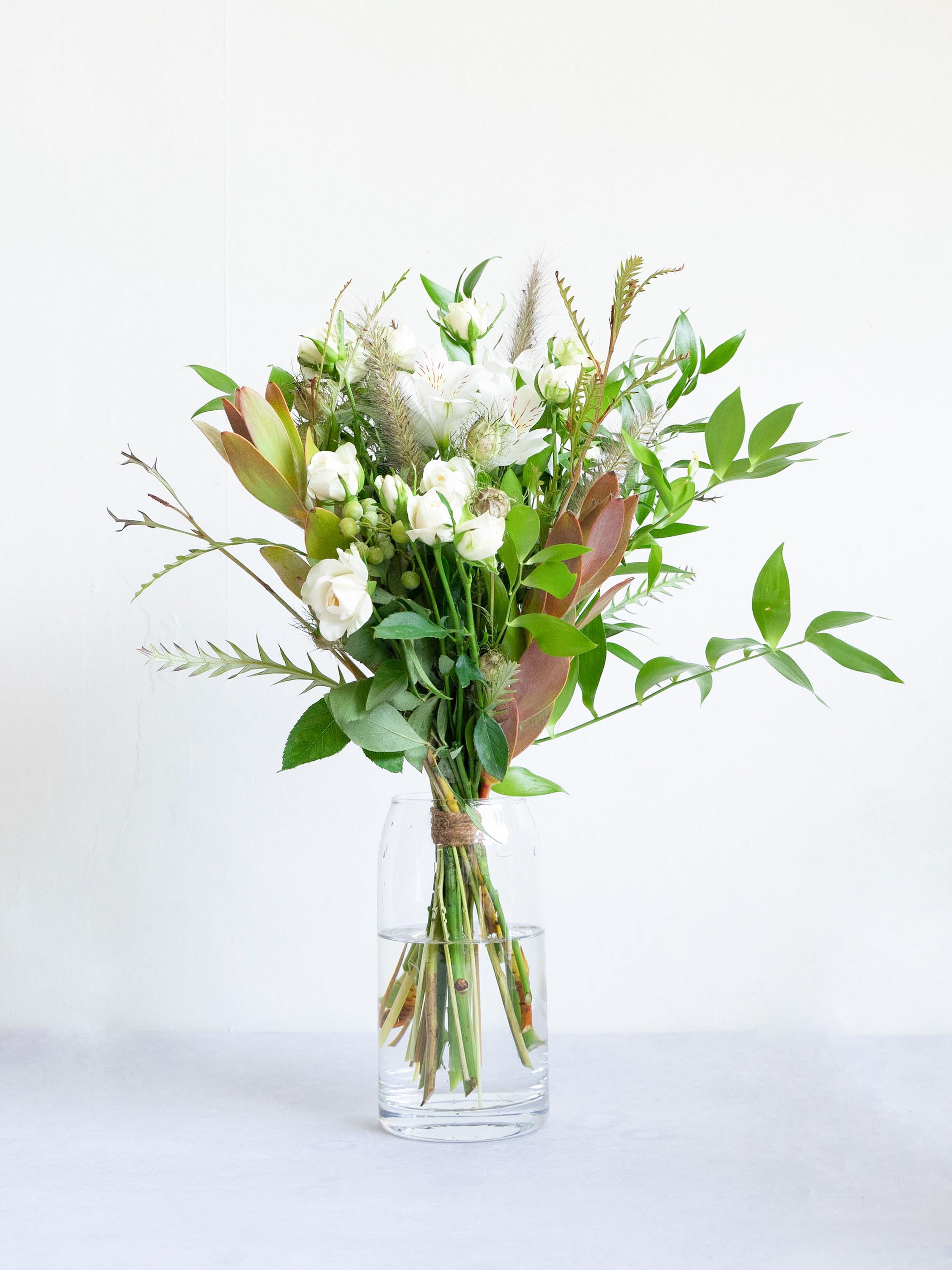 【店舗配送】フローリストにおまかせ 季節の花束 M - グリーン-