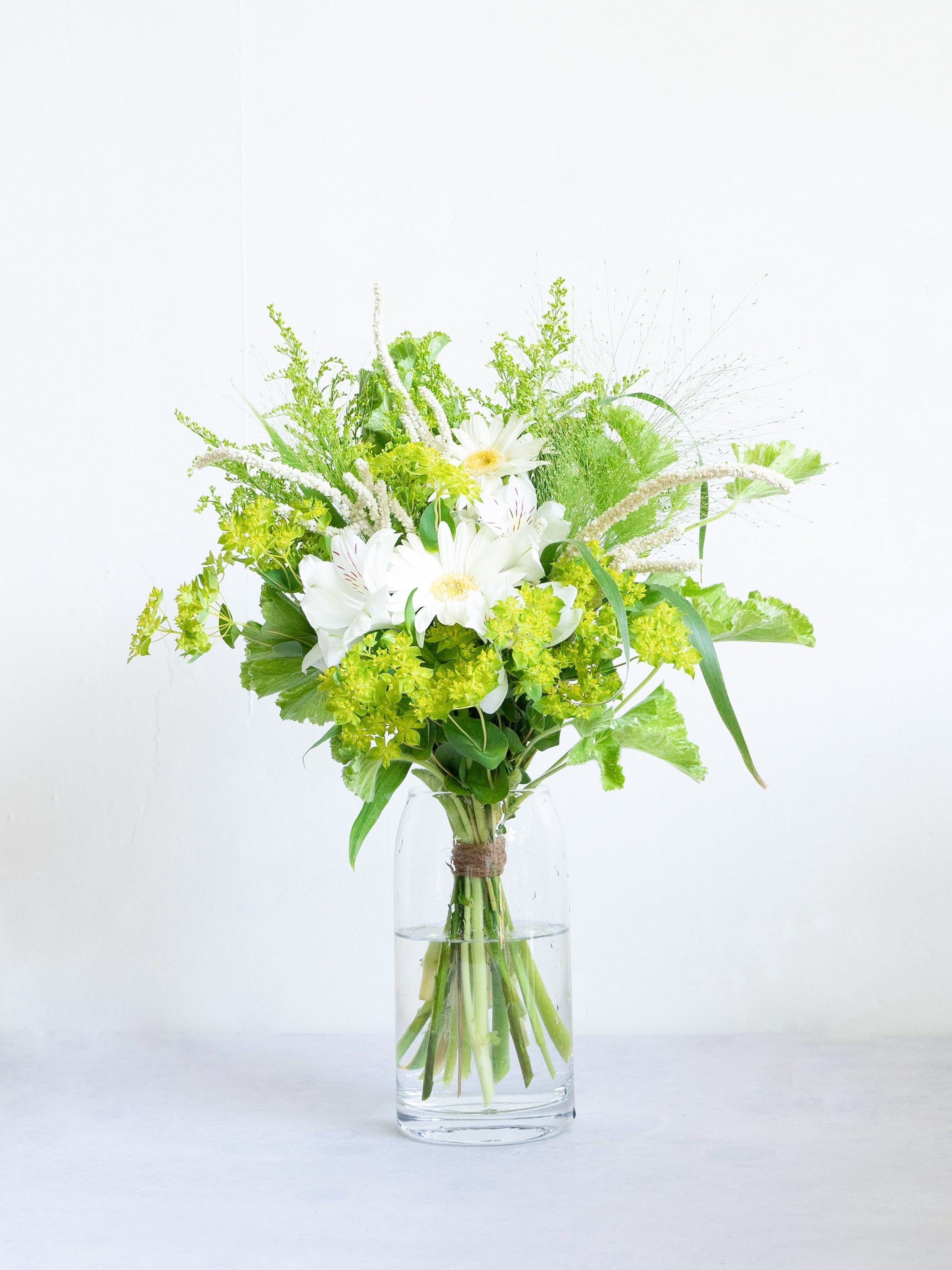 【店舗配送】フローリストにおまかせ 季節の花束 M - グリーン-