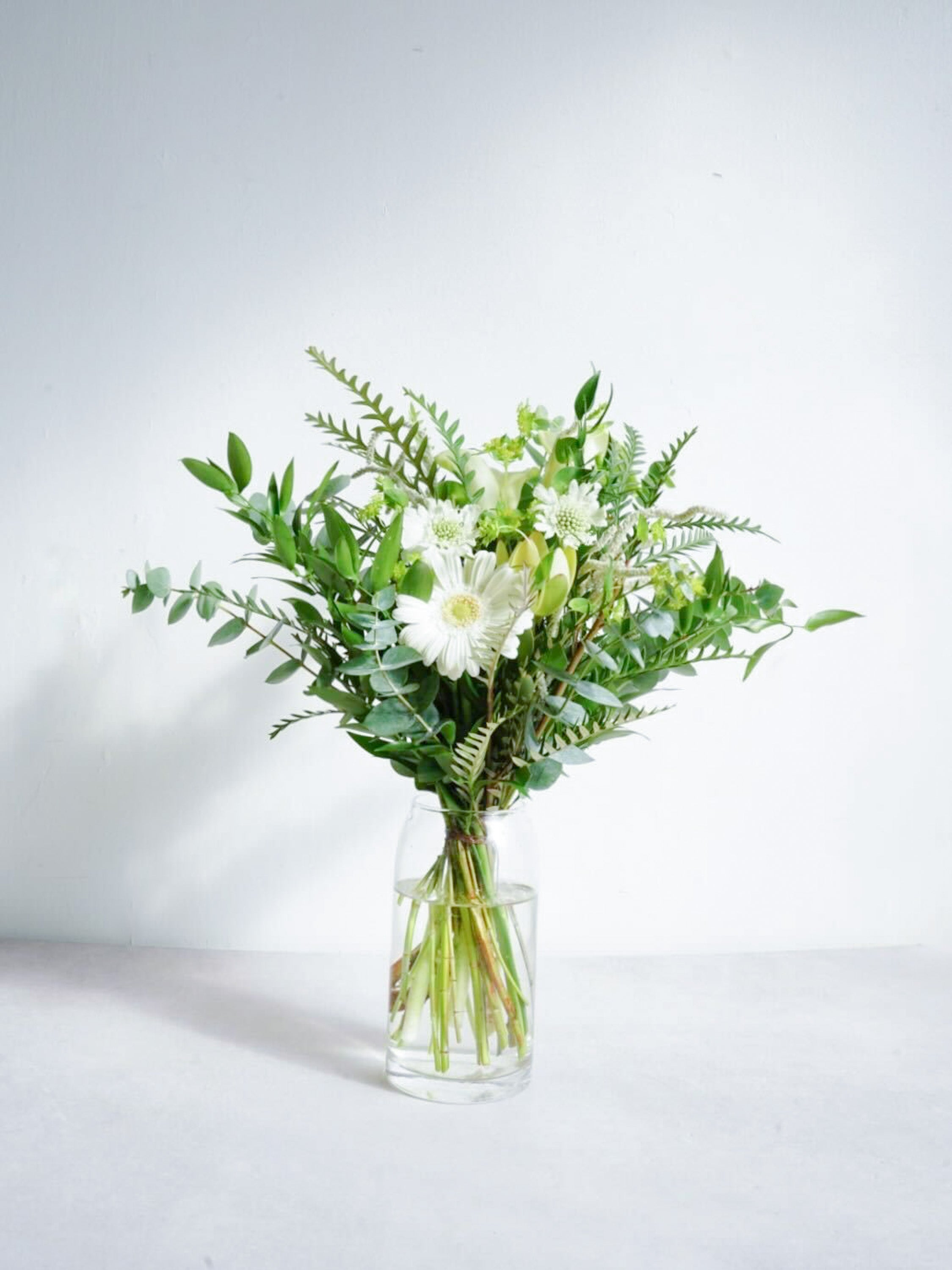 【店舗配送】フローリストにおまかせ 季節の花束 M - グリーン-