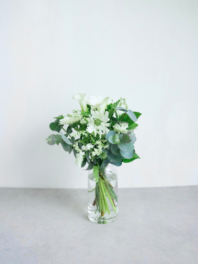 【店舗配送】フローリストにおまかせ 季節の花束 M - グリーン-