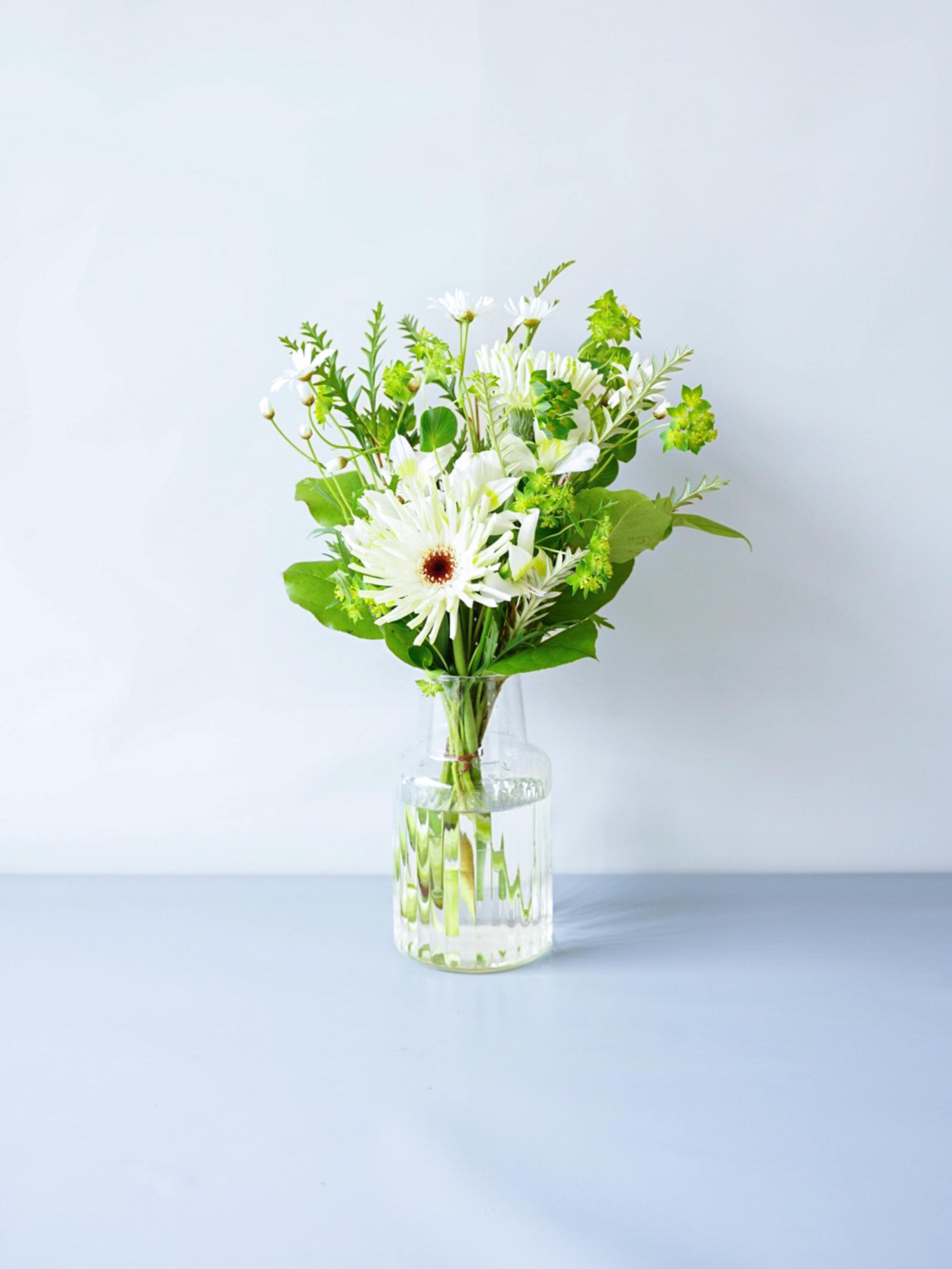 【店舗配送】フローリストにおまかせ 季節の花束 M - グリーン-