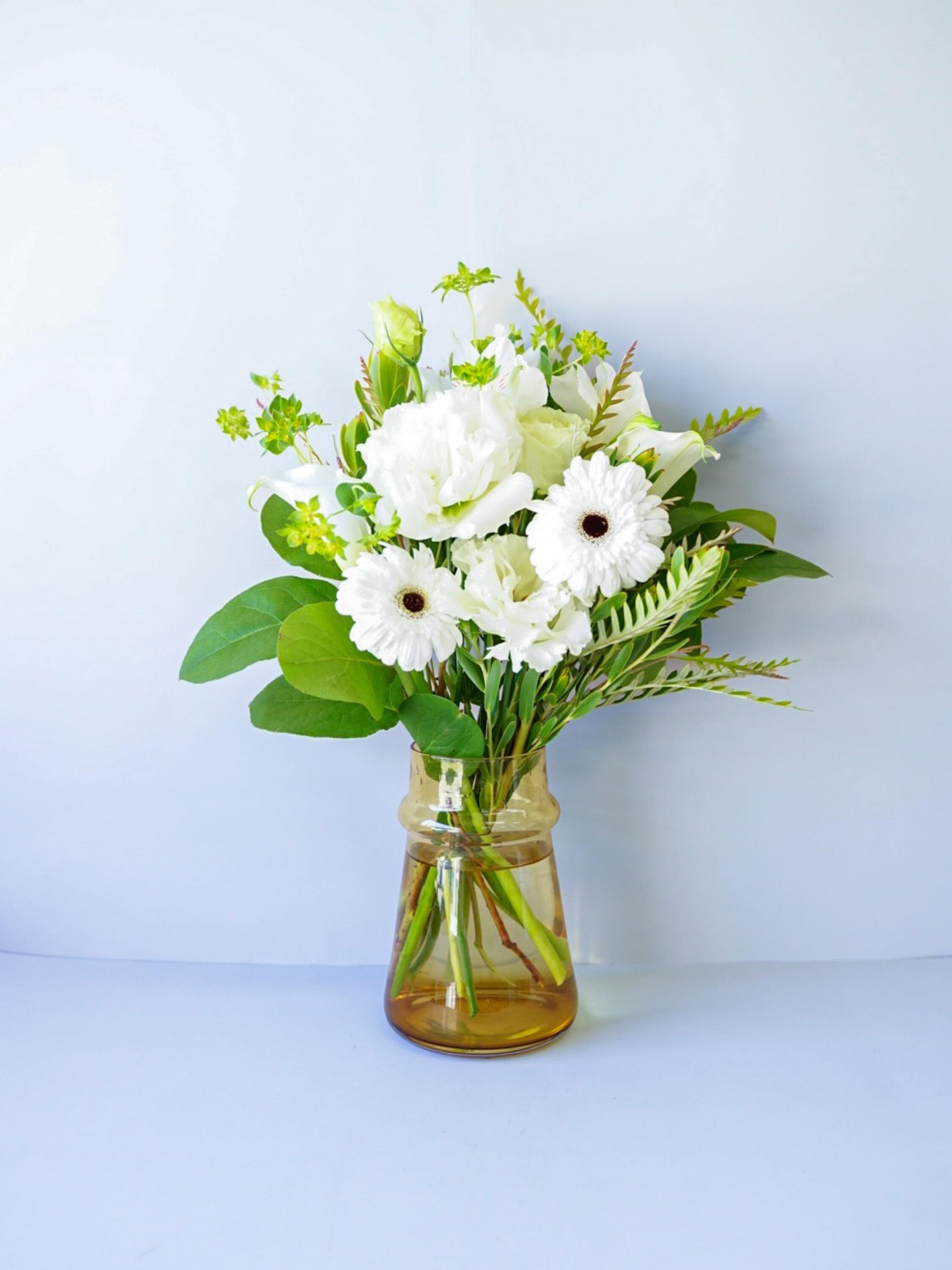 【店舗配送】フローリストにおまかせ 季節の花束 M - グリーン-