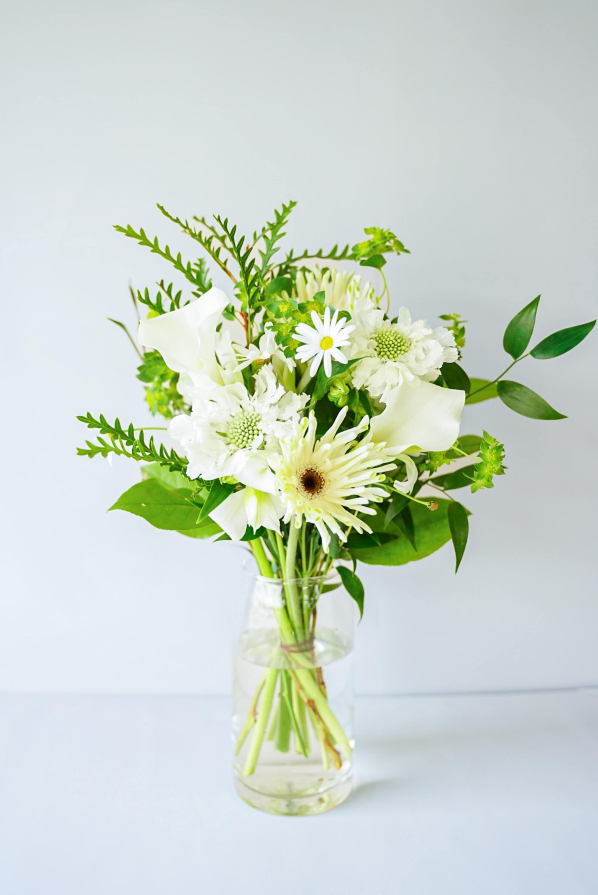 【店舗配送】フローリストにおまかせ 季節の花束 M - グリーン-