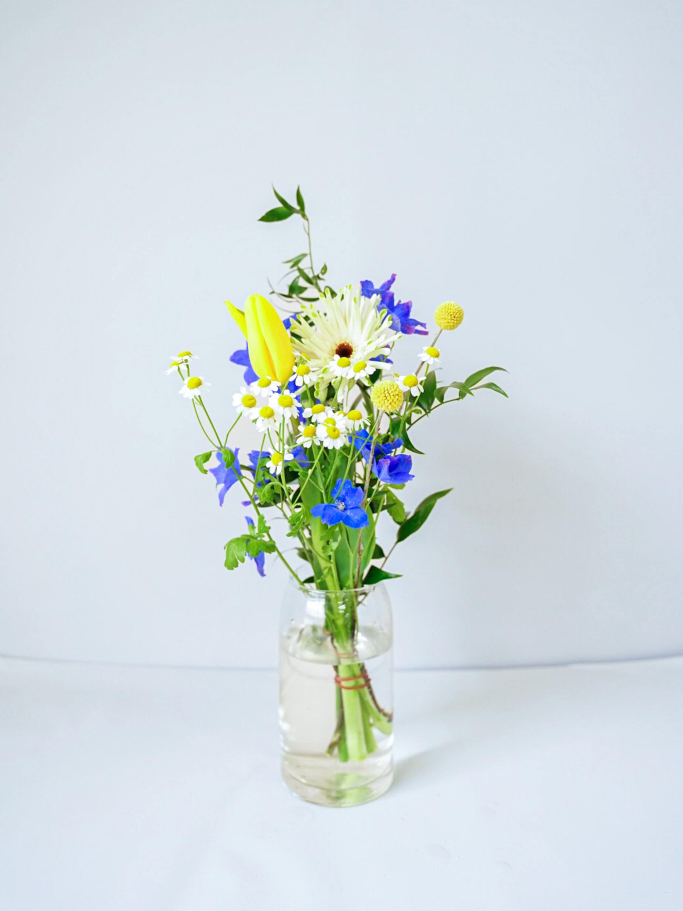 【店舗配送】フローリストにおまかせ 季節の花束 S - ミックス -