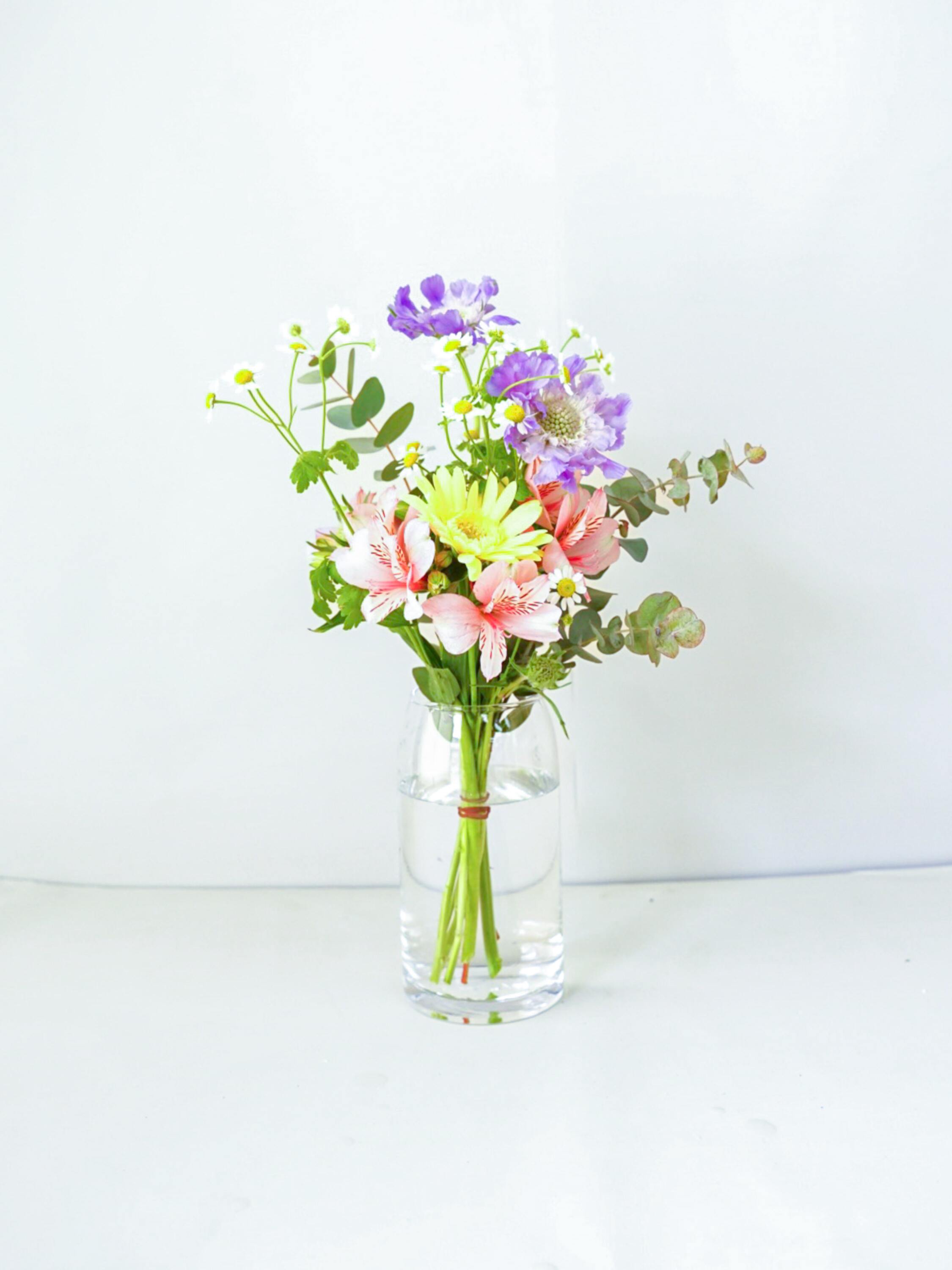 フローリストにおまかせ 季節の花束 S - ミックス -