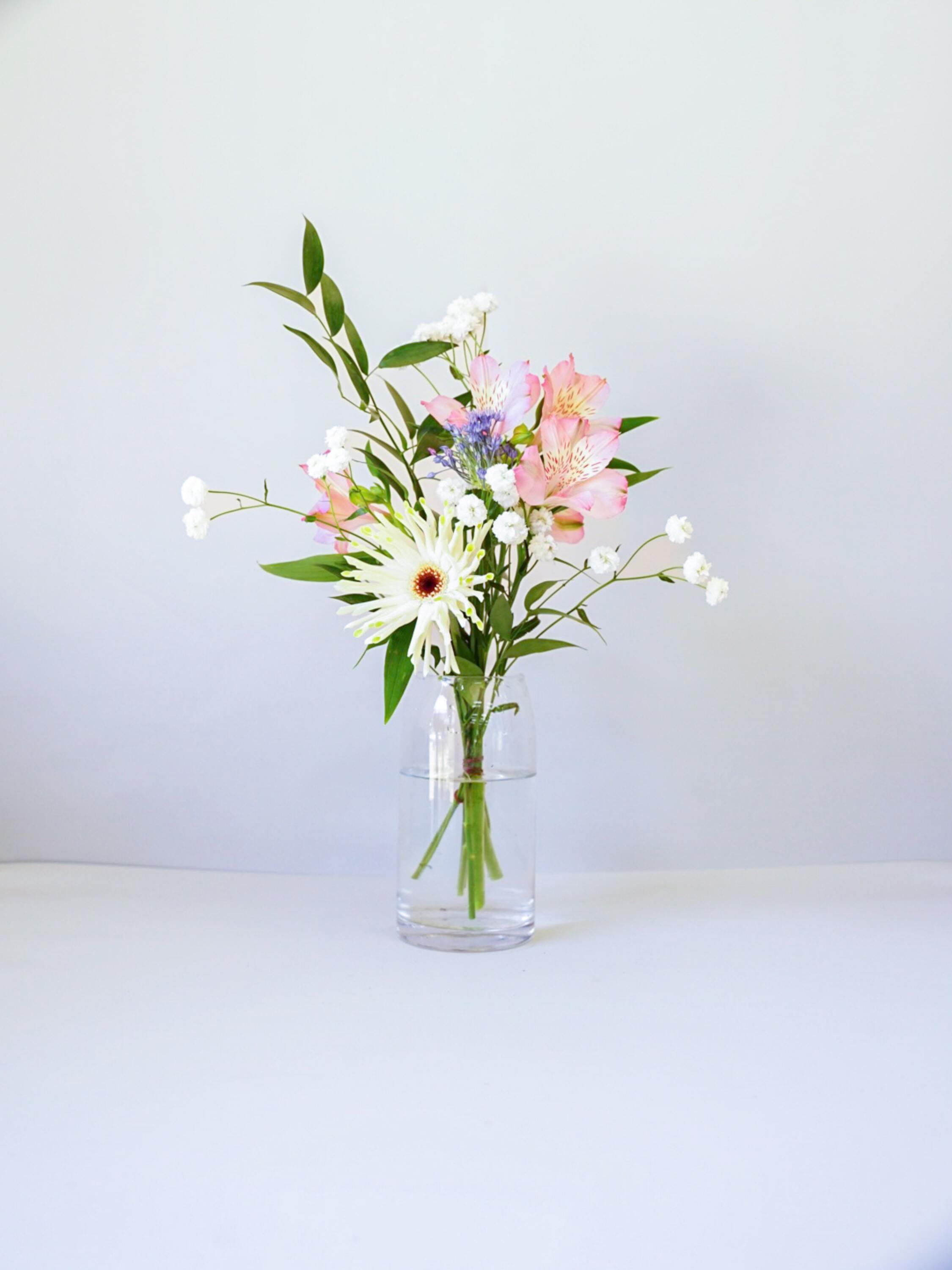 【店舗配送】フローリストにおまかせ 季節の花束 S - ミックス -