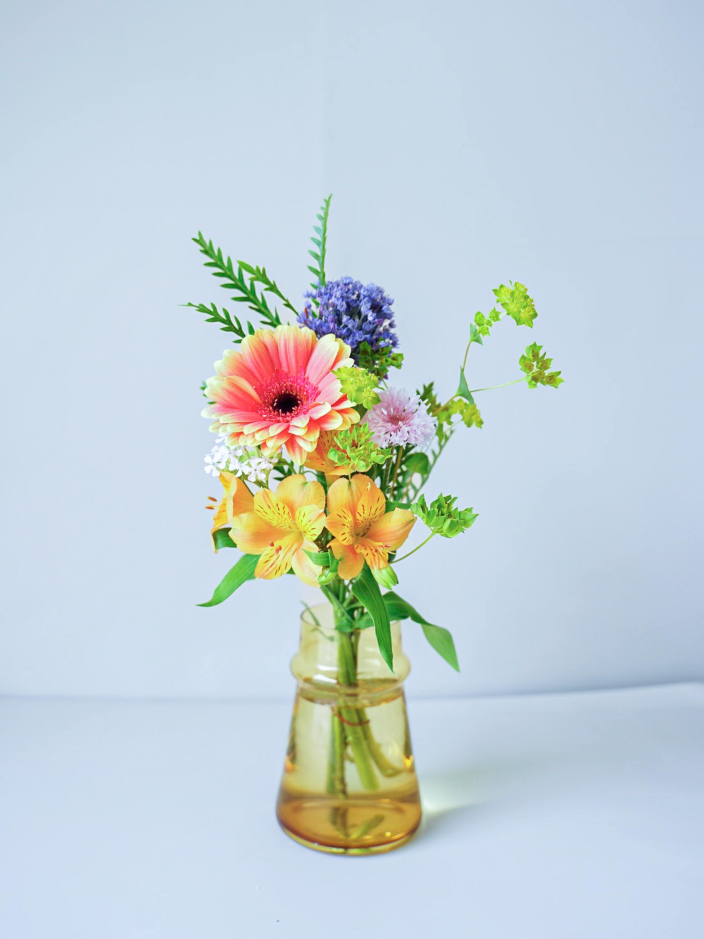 【誕生日ギフト】 フローリストにおまかせ 季節の花束 S - ミックス -