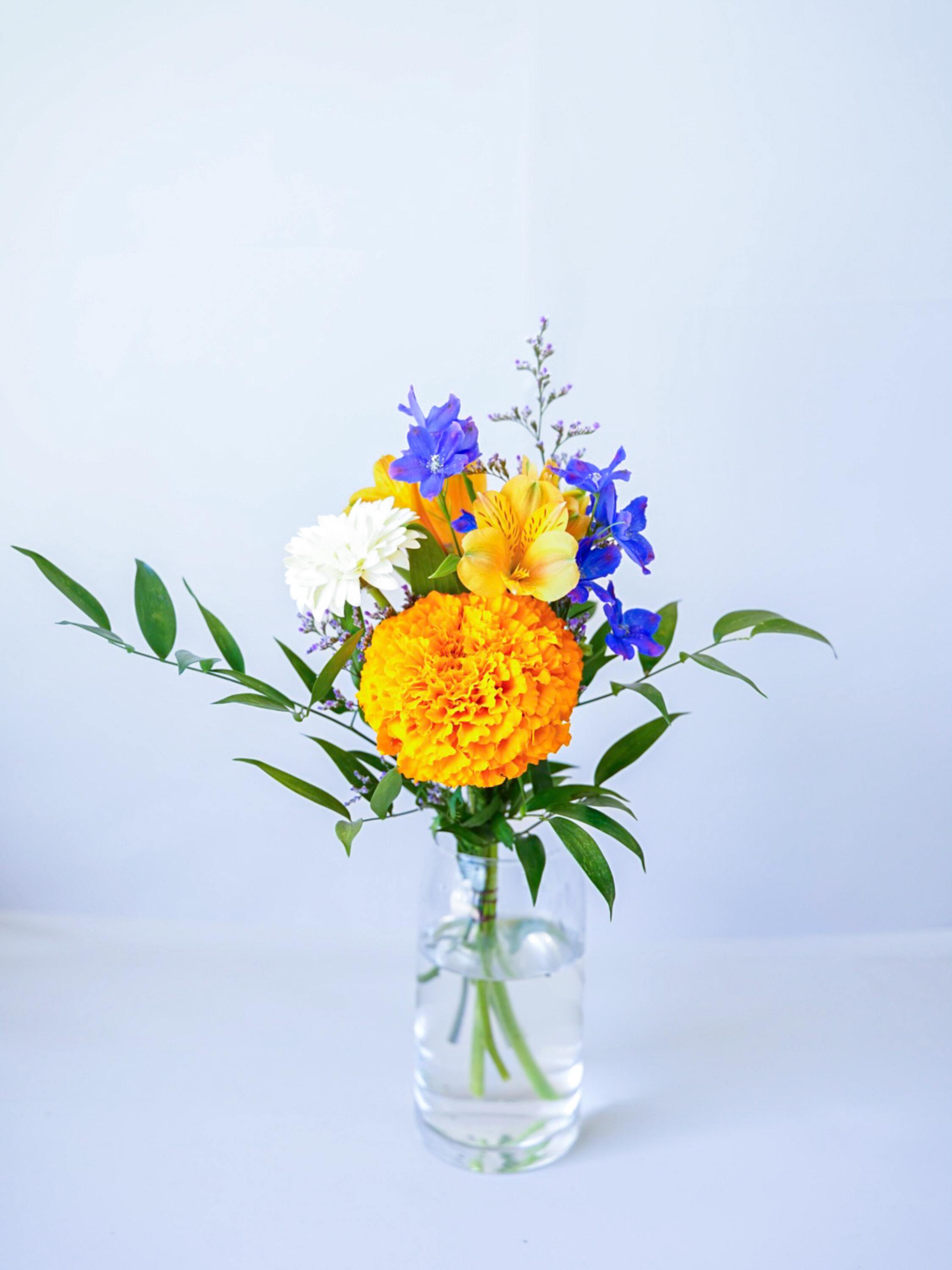 フローリストにおまかせ 季節の花束 S - ミックス -