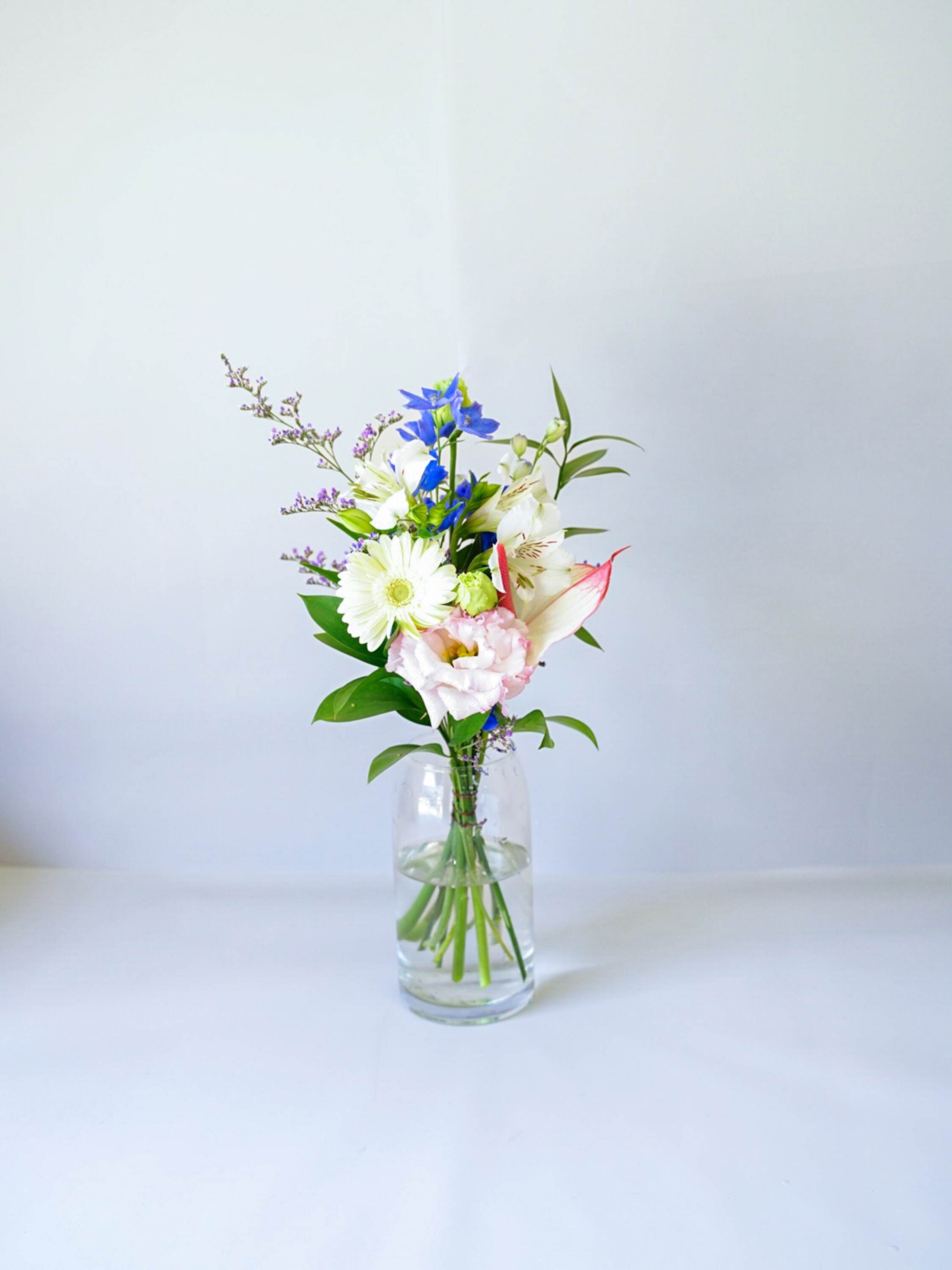 【店舗配送】フローリストにおまかせ 季節の花束 S - ミックス -
