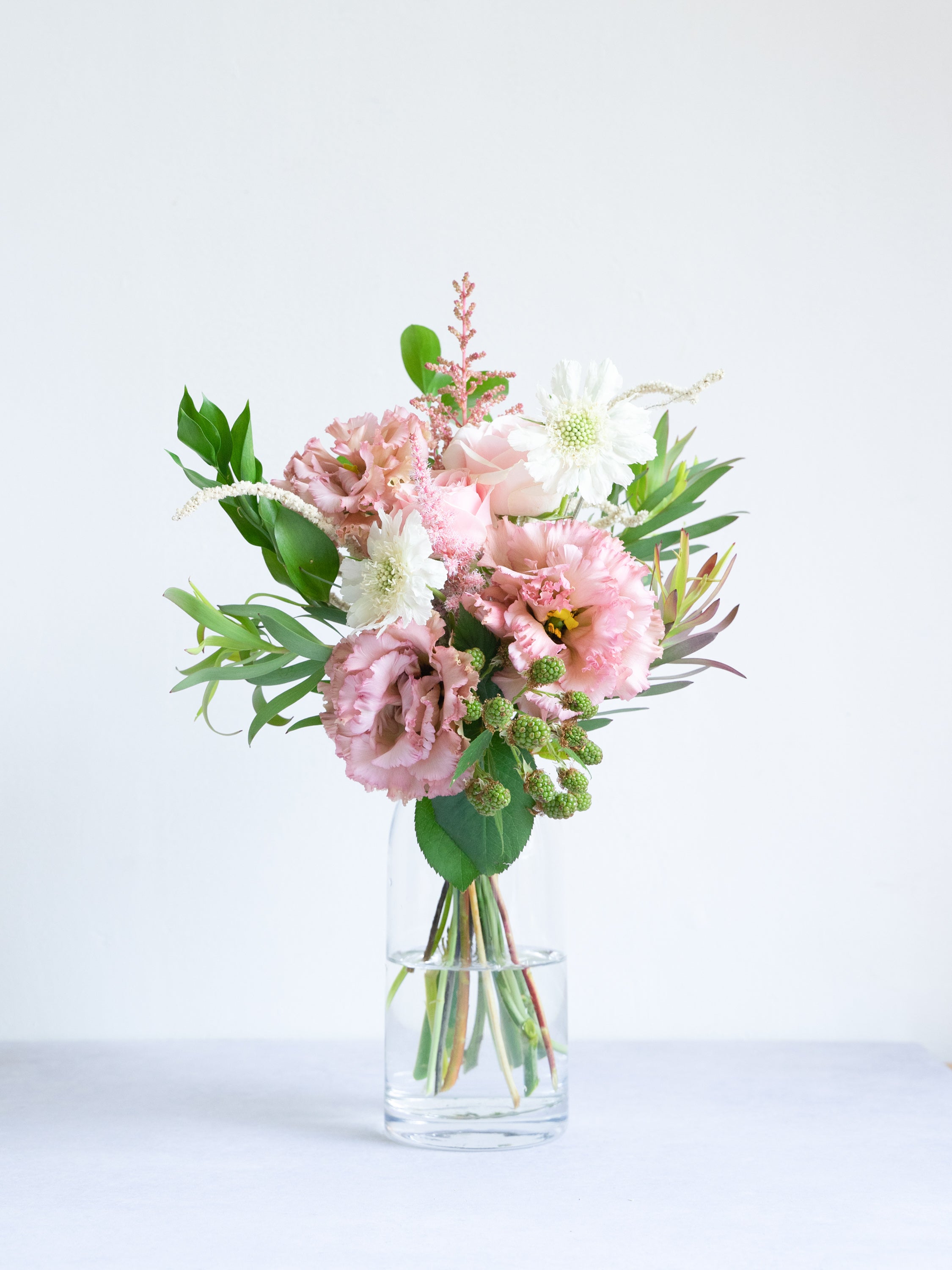 【店舗配送】フローリストにおまかせ 季節の花束 M - ピンク -